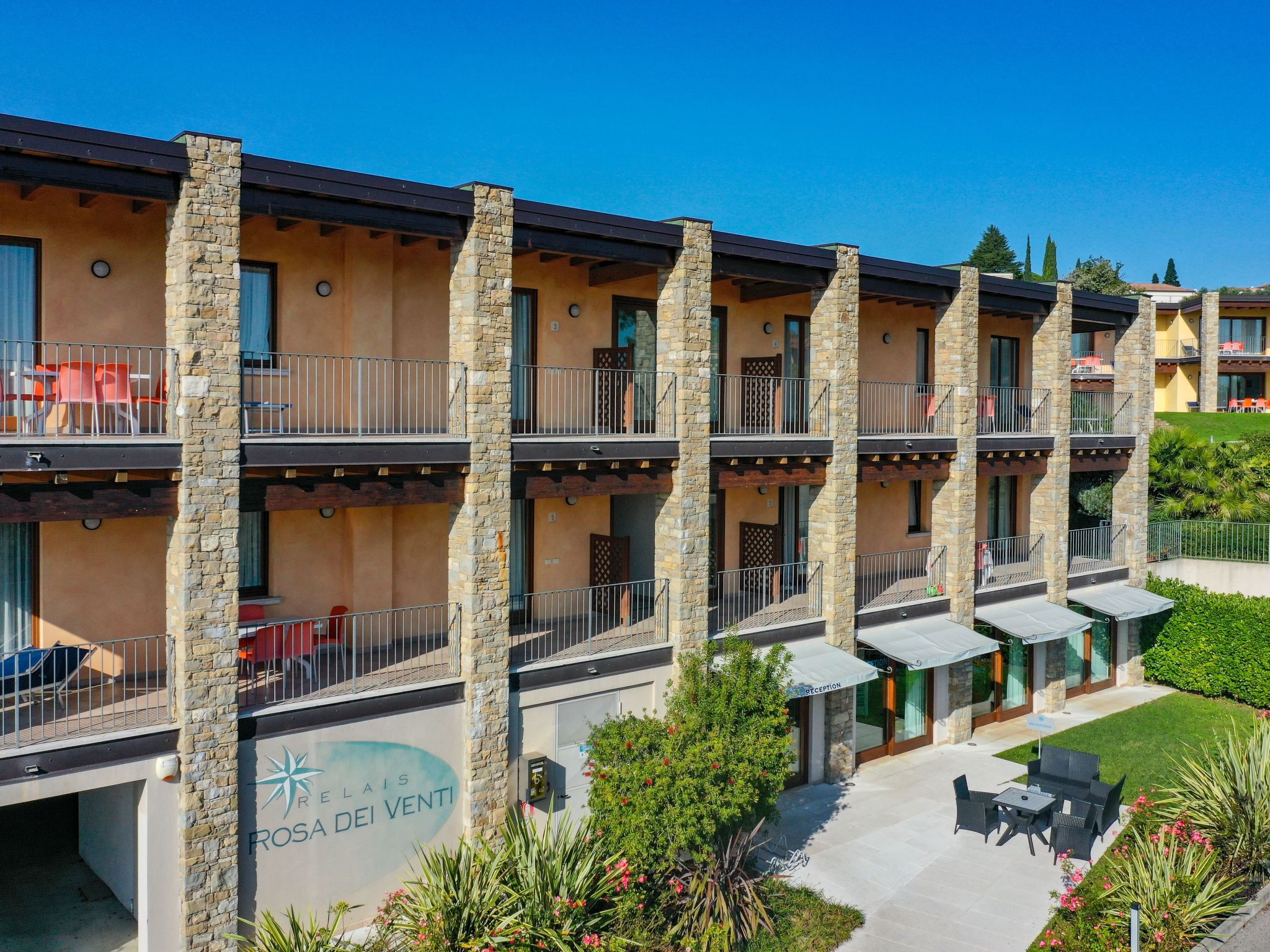 Wohnung mit Balkon, Schwimmbad und Seeblick-Binnen
