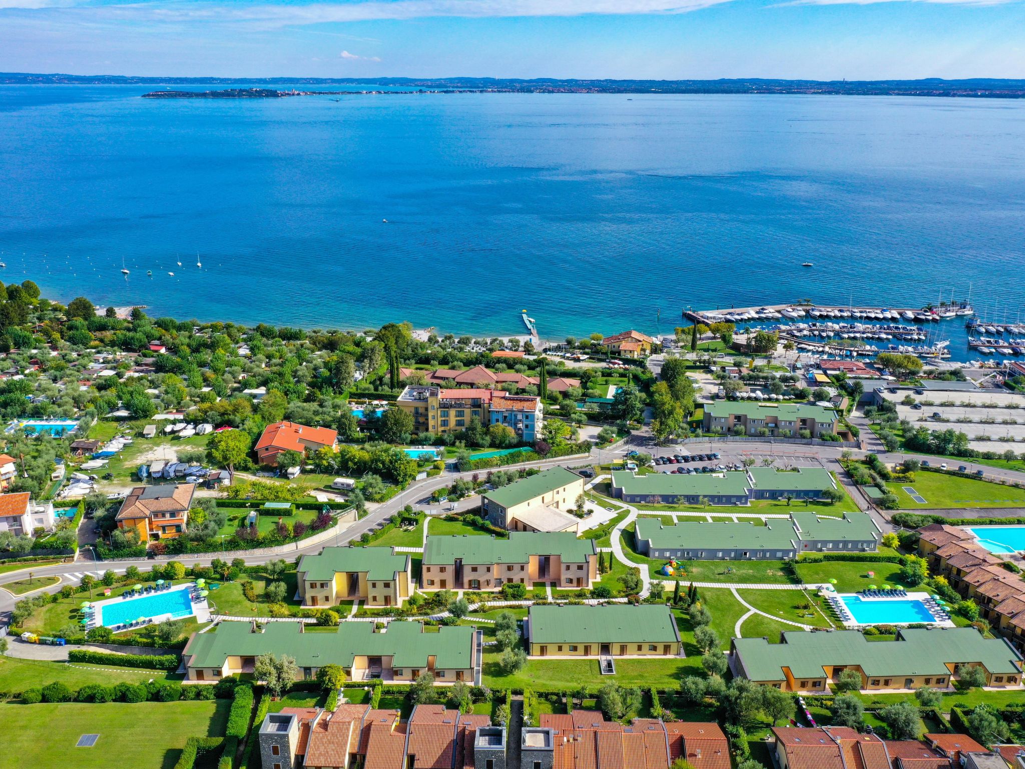 Wohnung mit Balkon, Schwimmbad und Seeblick-Binnen