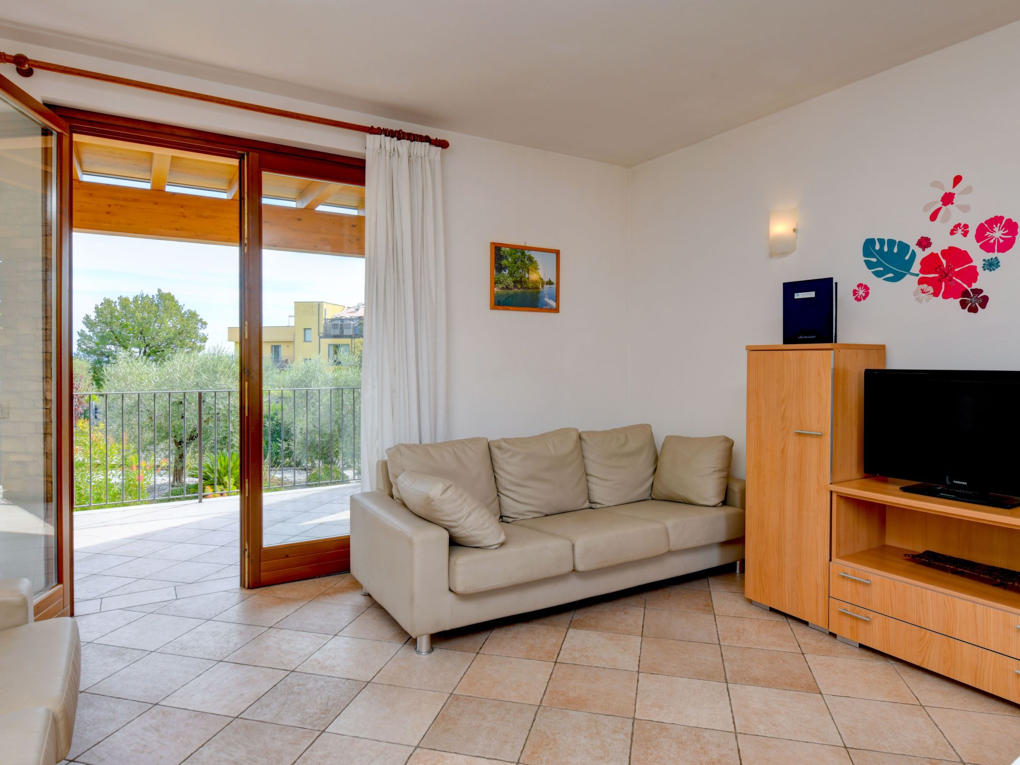 Wohnung mit Balkon, Schwimmbad und Seeblick-Binnen