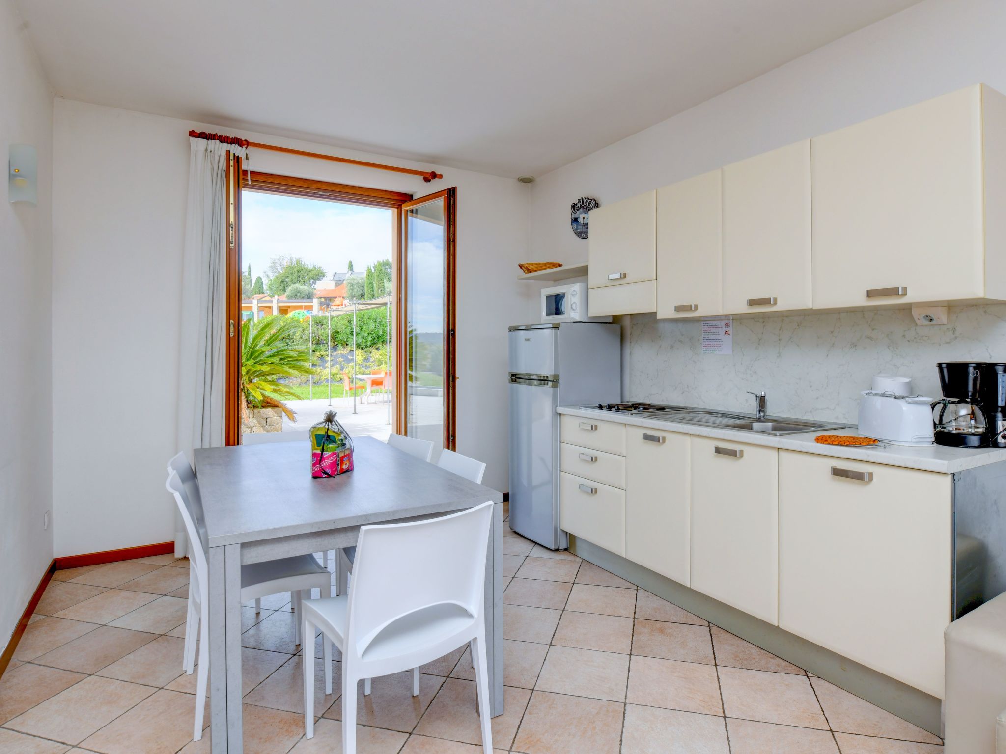 Wohnung mit Balkon, Schwimmbad und Seeblick-Binnen