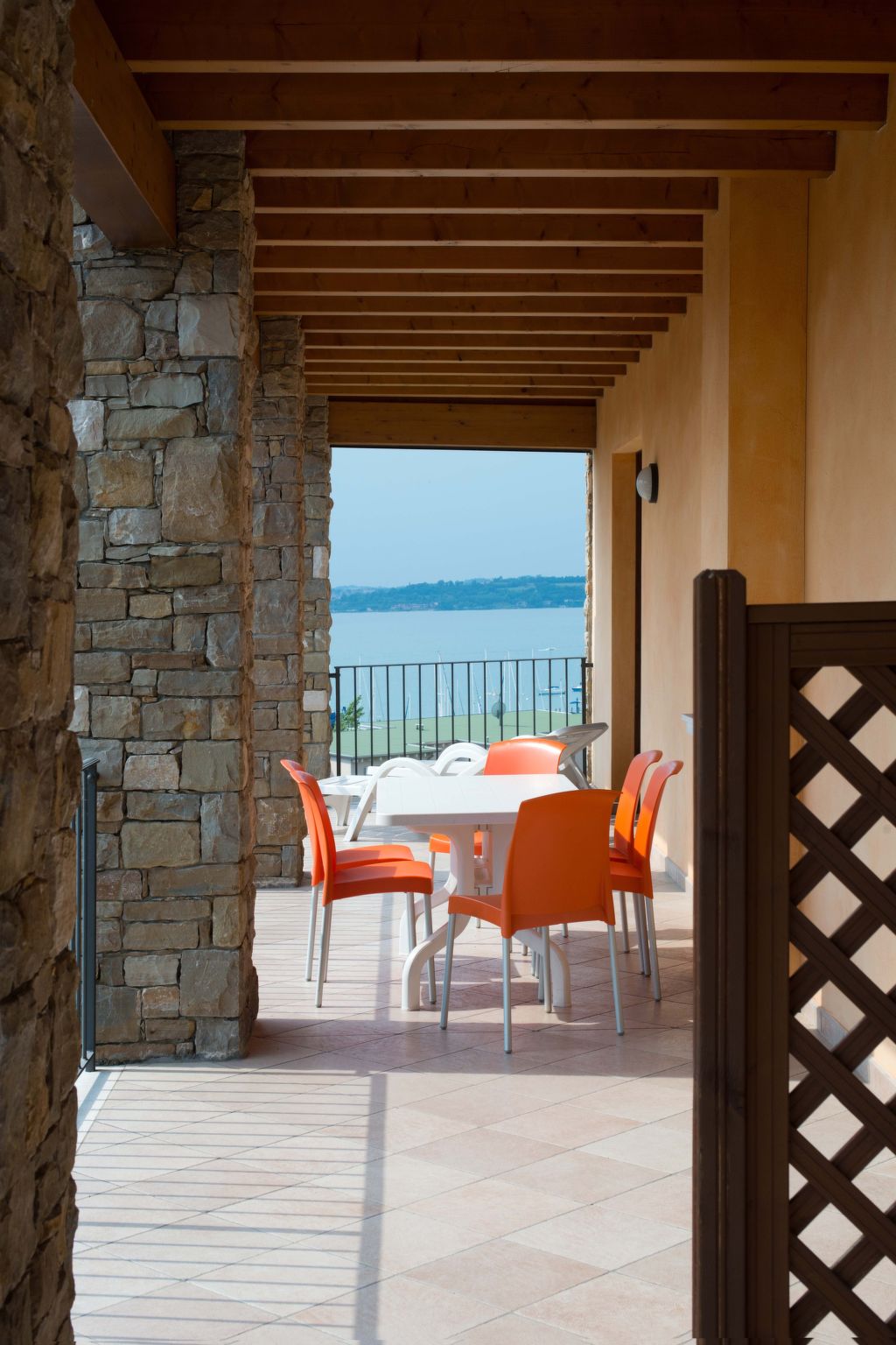 Wohnung mit Balkon, Schwimmbad und Seeblick-Binnen