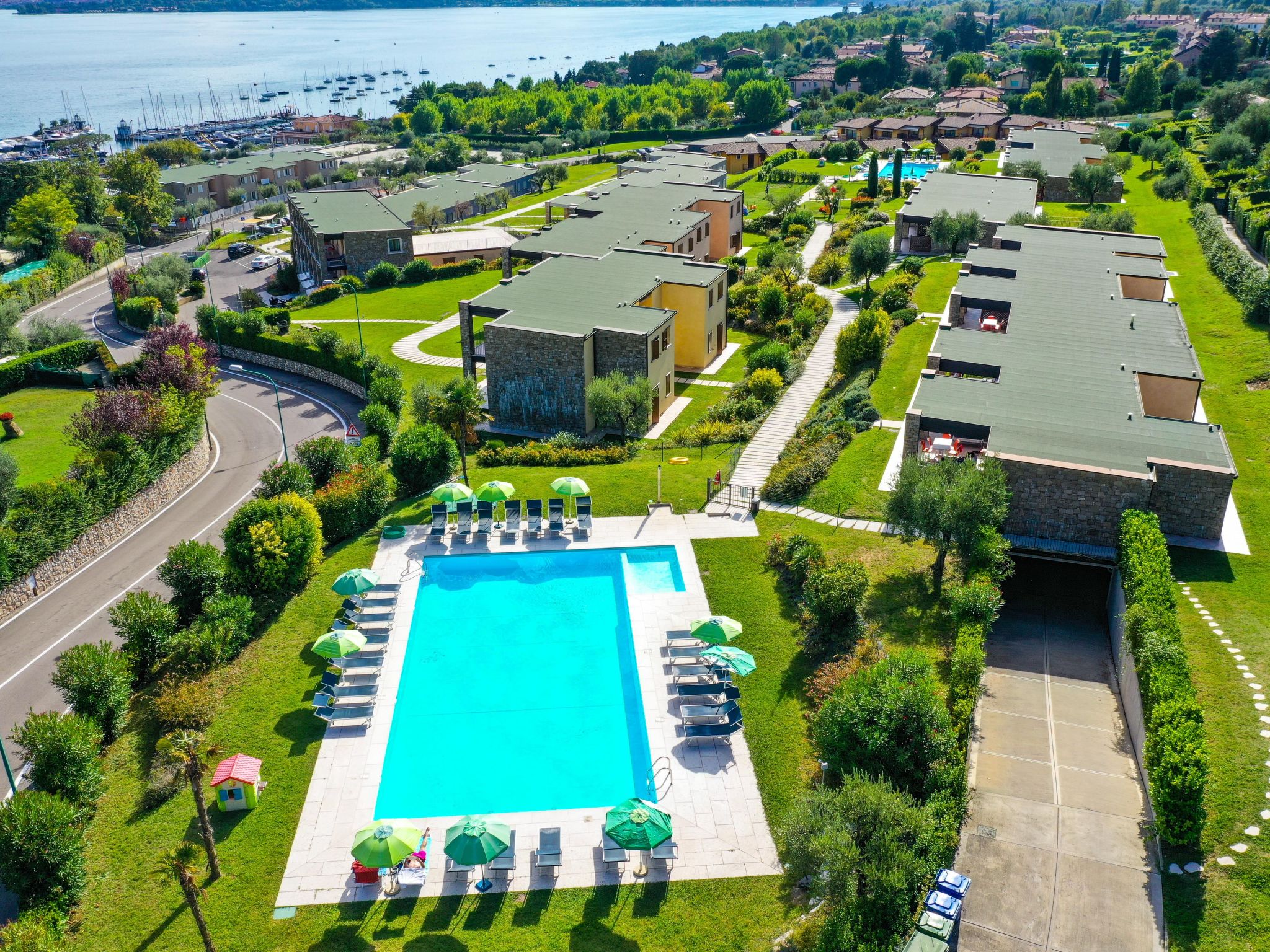 Wohnung mit Balkon, Schwimmbad und Seeblick-Binnen