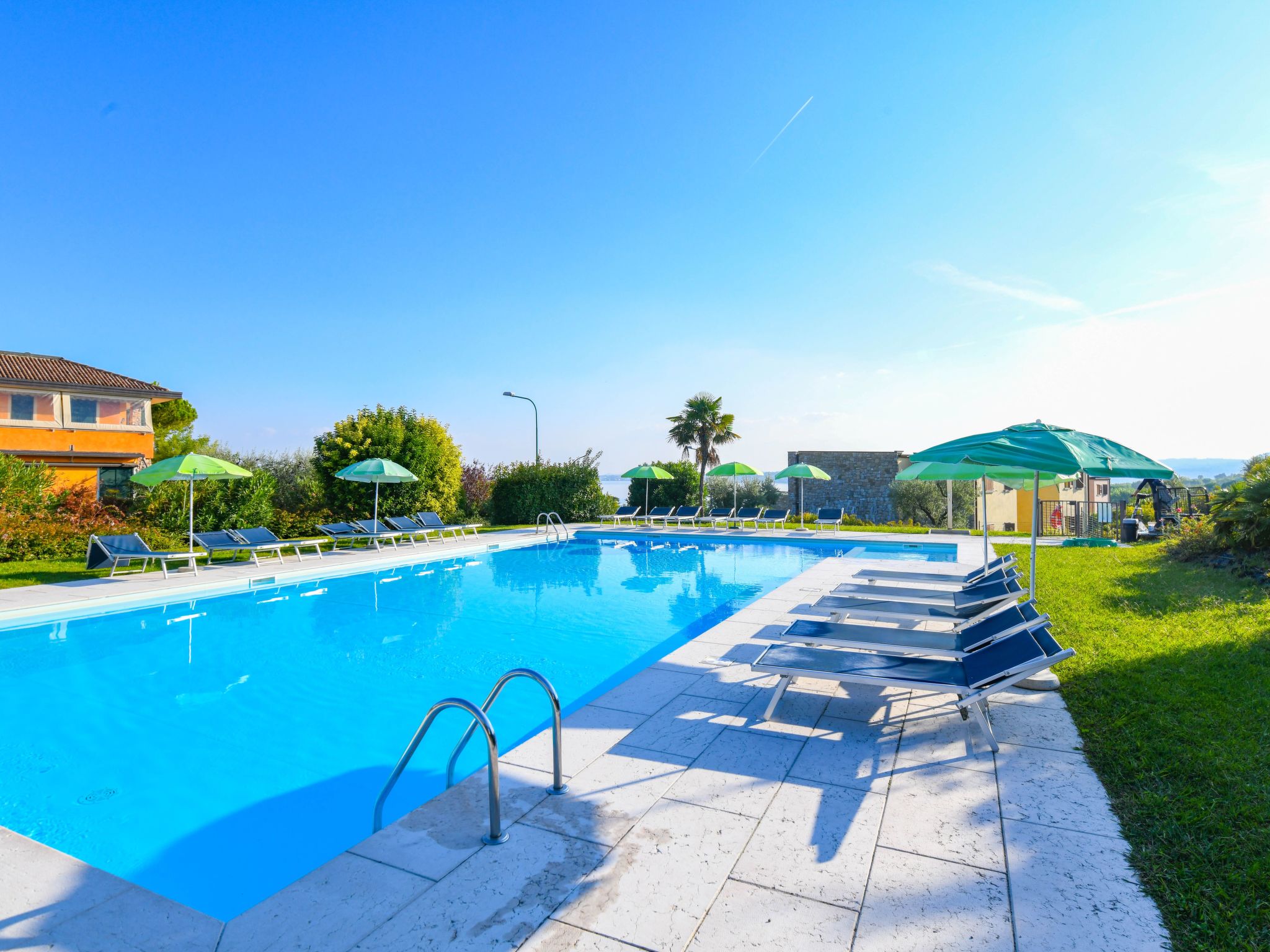 Wohnung mit Balkon, Schwimmbad und Seeblick-Binnen