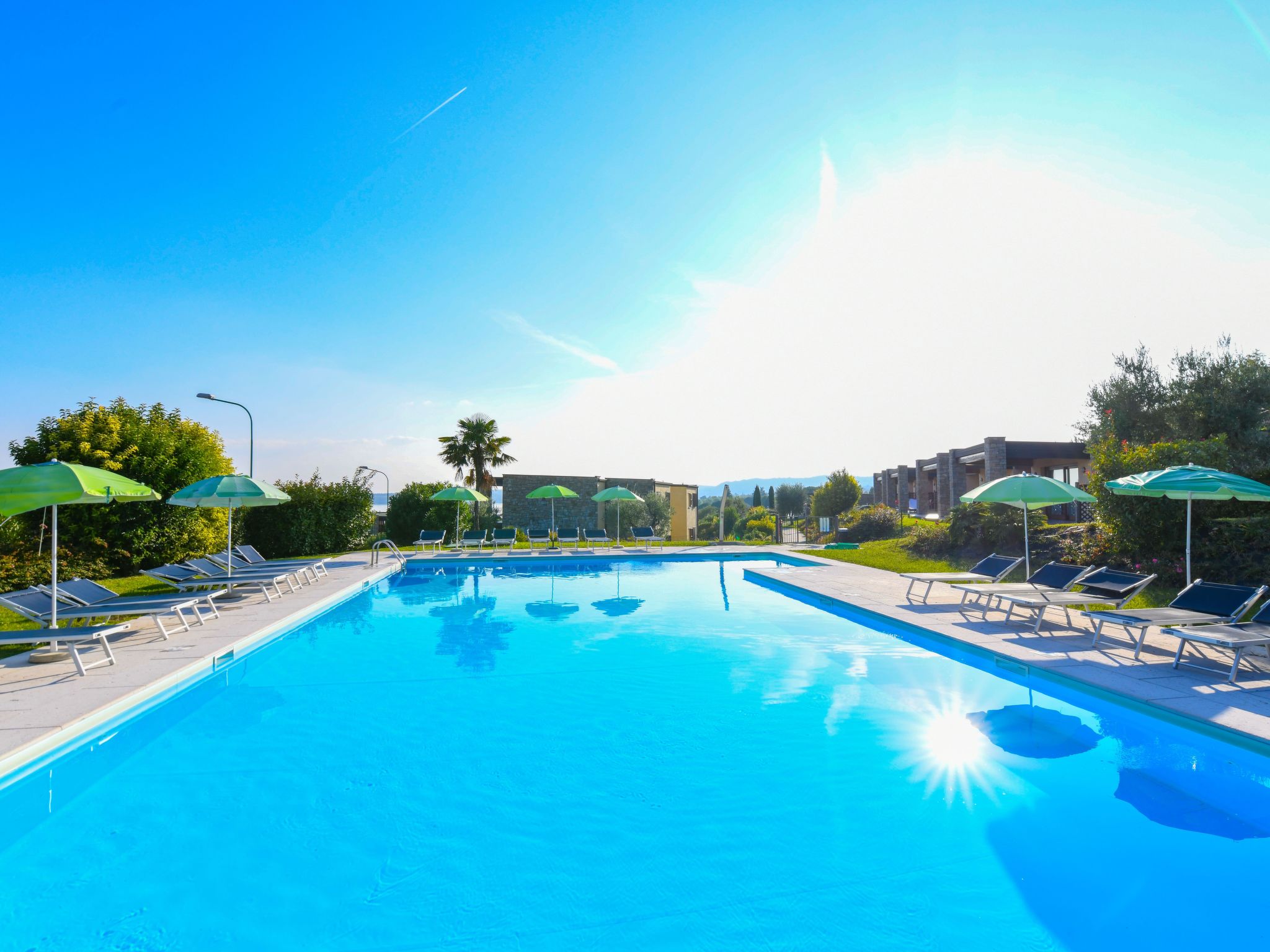 Wohnung mit Balkon, Schwimmbad und Seeblick-Binnen