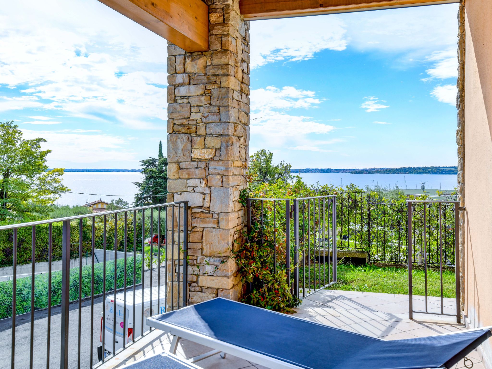 Wohnung mit Balkon, Schwimmbad und Seeblick-Binnen