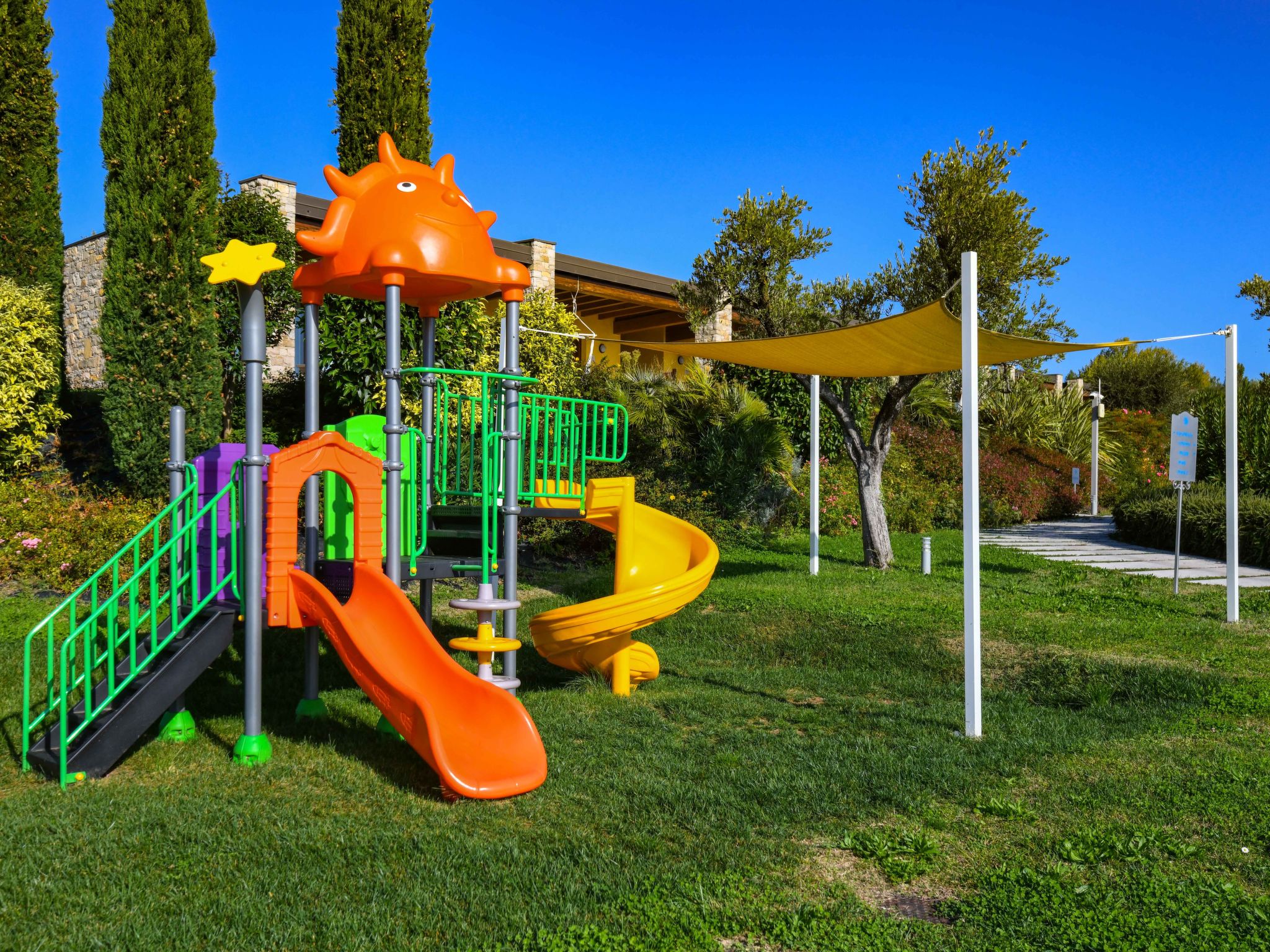 Wohnung mit Balkon, Schwimmbad und Seeblick-Binnen