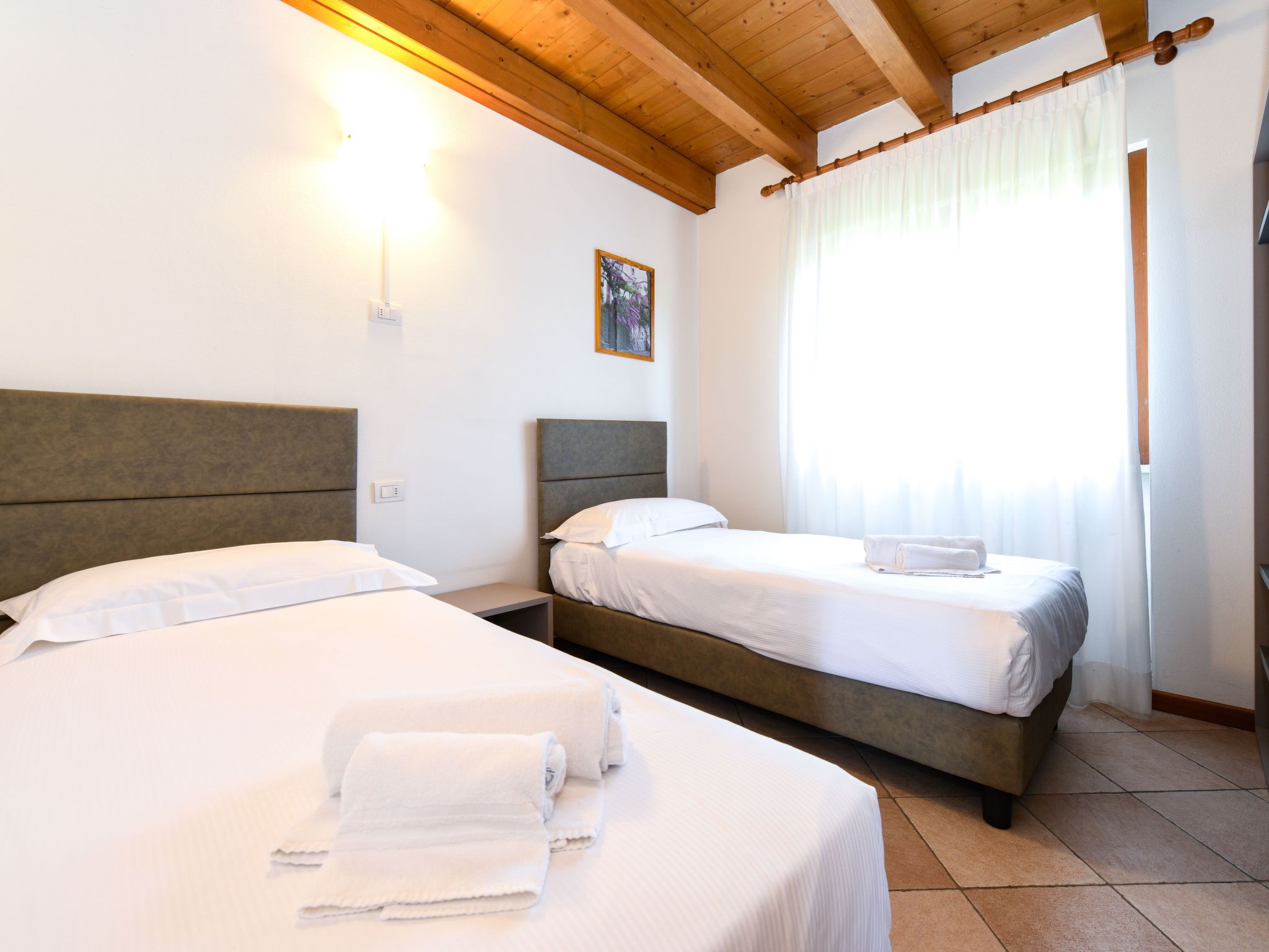 Wohnung mit Balkon, Schwimmbad und Seeblick-Binnen