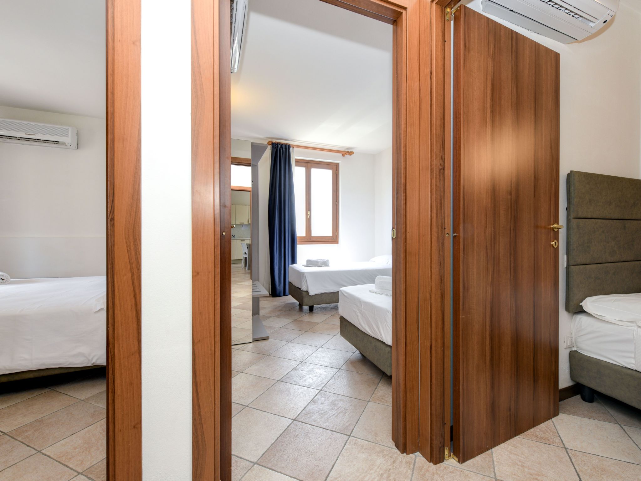 Wohnung mit Balkon, Schwimmbad und Seeblick-Binnen