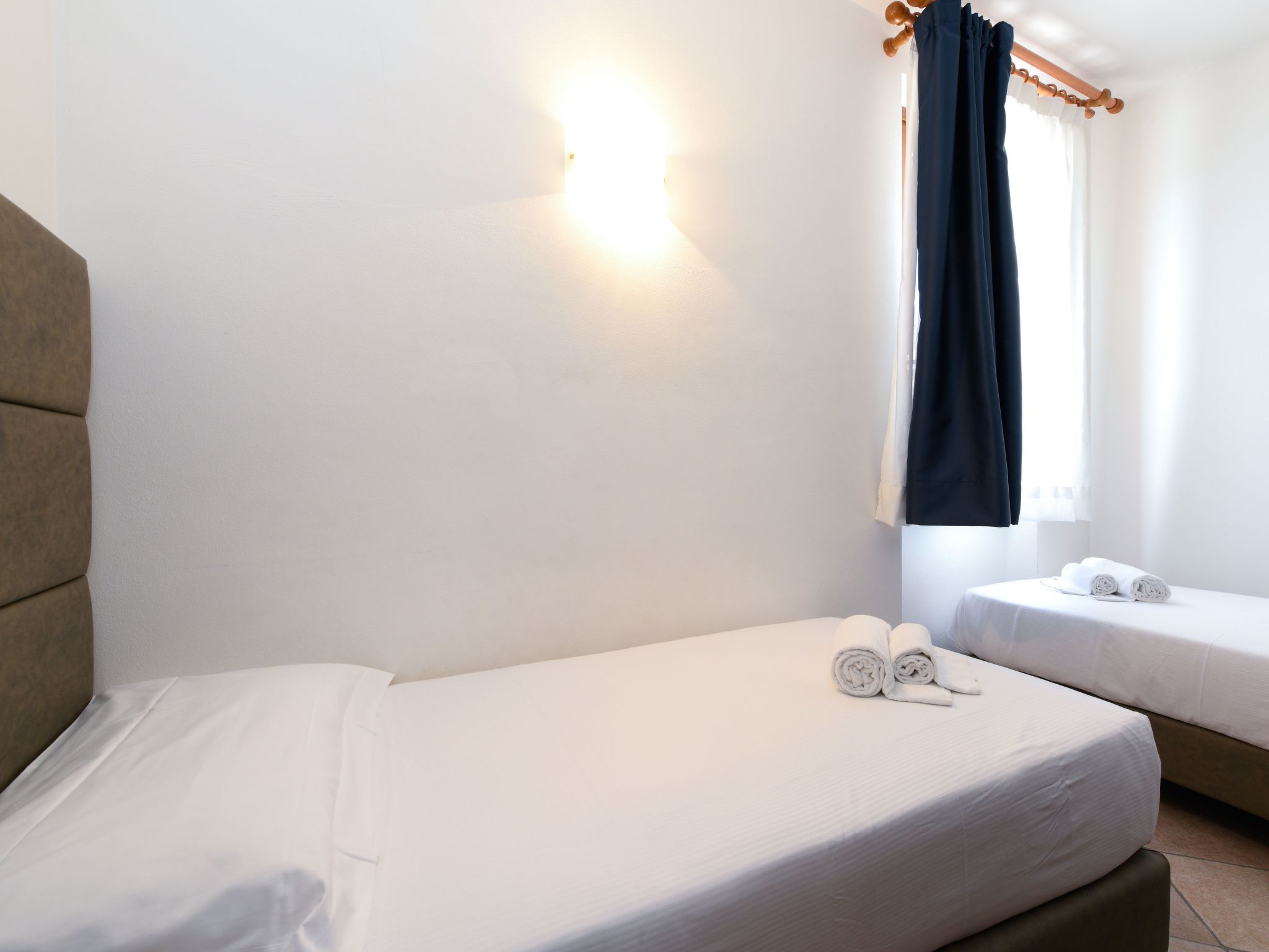 Wohnung mit Balkon, Schwimmbad und Seeblick-Binnen