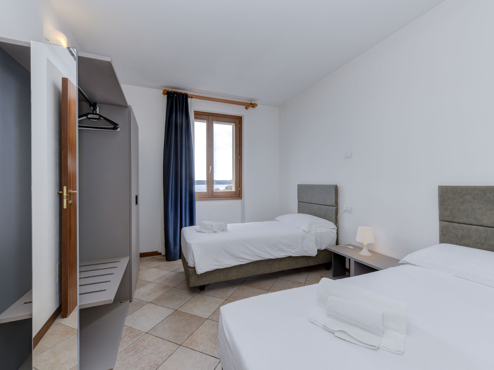 Wohnung mit Balkon, Schwimmbad und Seeblick-Binnen