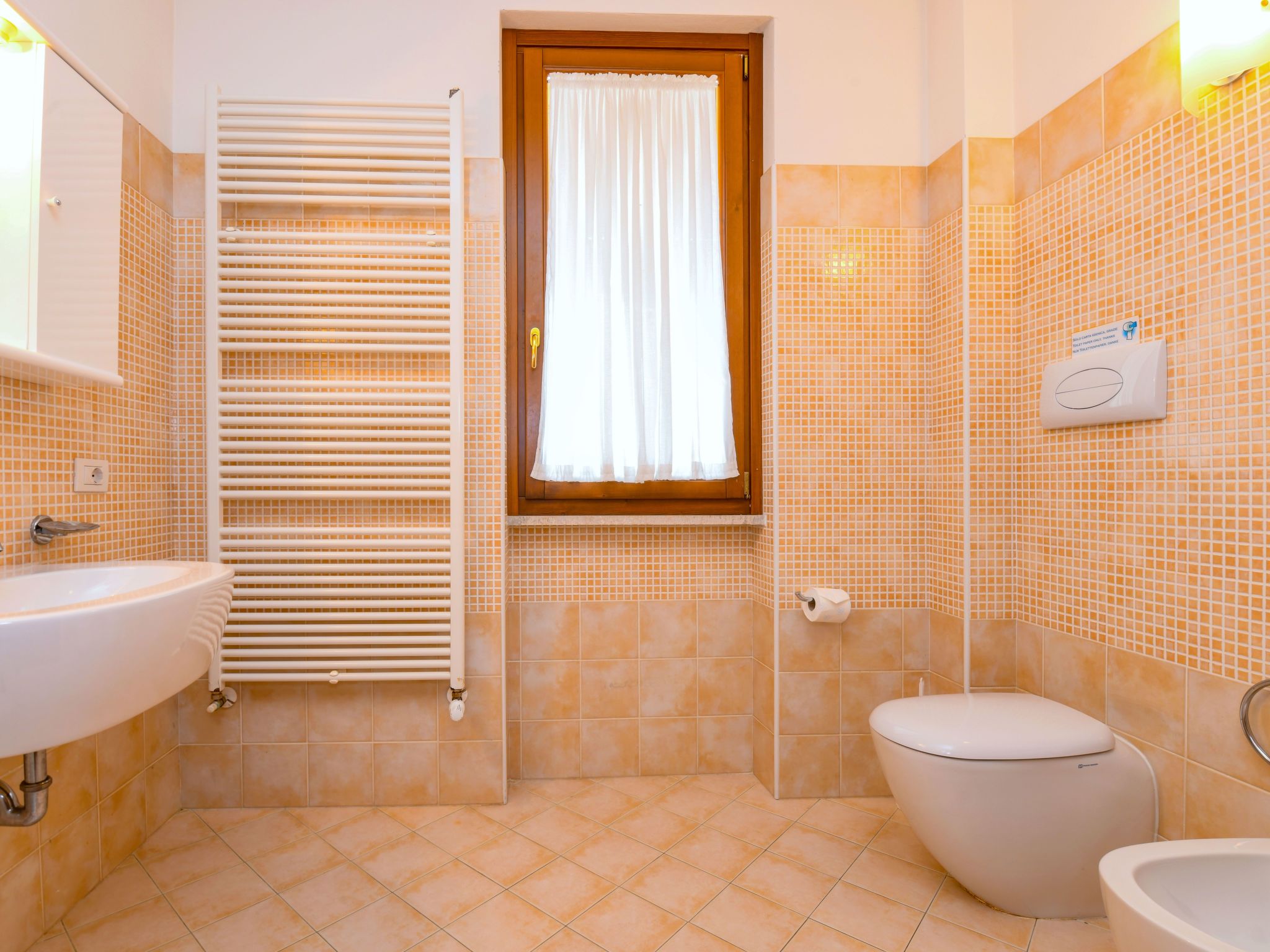 Wohnung mit Balkon, Schwimmbad und Seeblick-Binnen