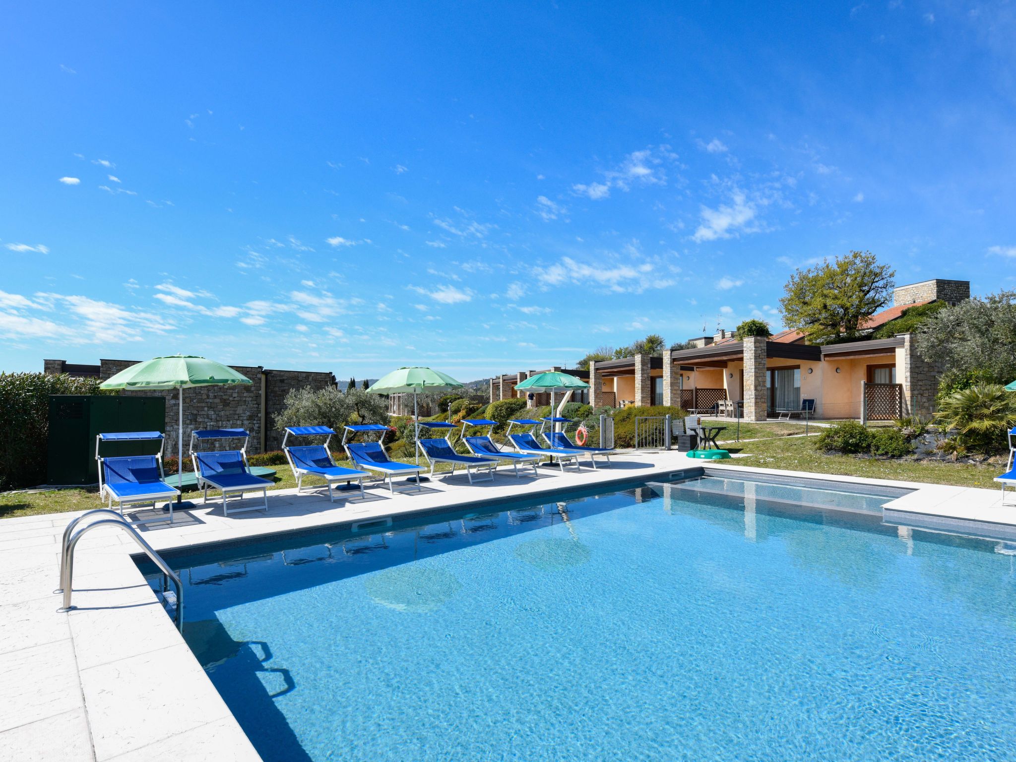 Wohnung mit Balkon, Schwimmbad und Seeblick-Binnen
