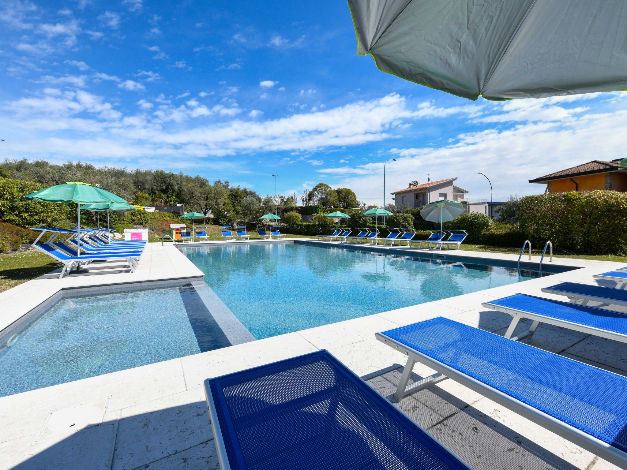 Wohnung mit Balkon, Schwimmbad und Seeblick-Binnen
