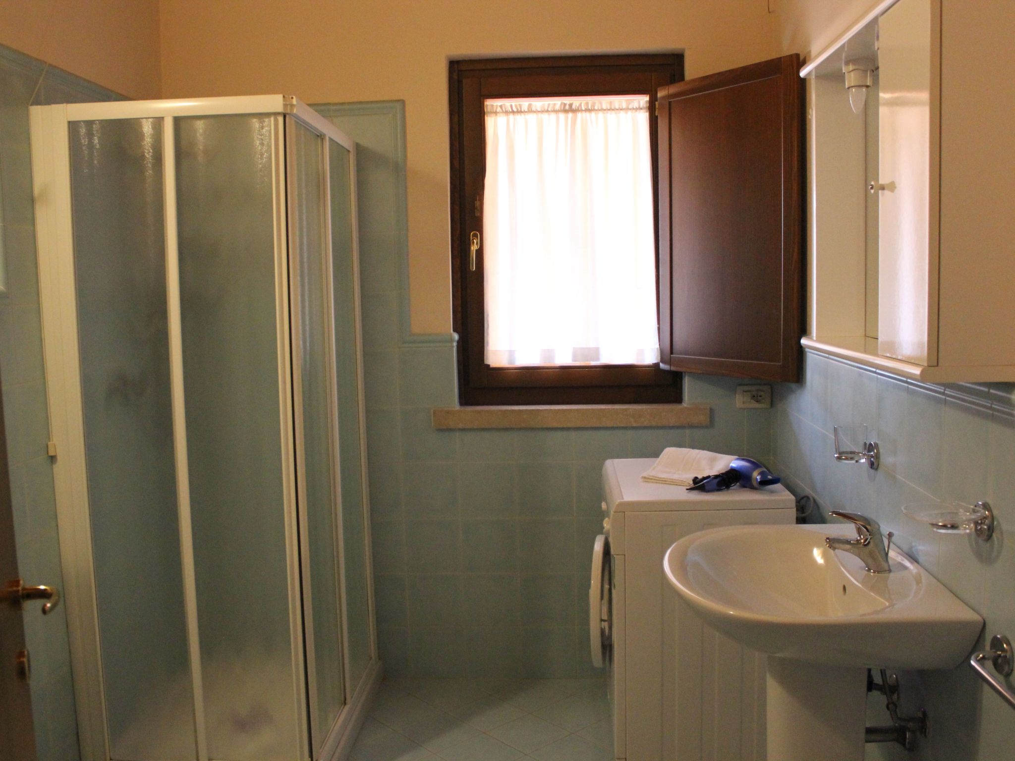 Wohnung mit Balkon, Garten und Seeblick-Binnen