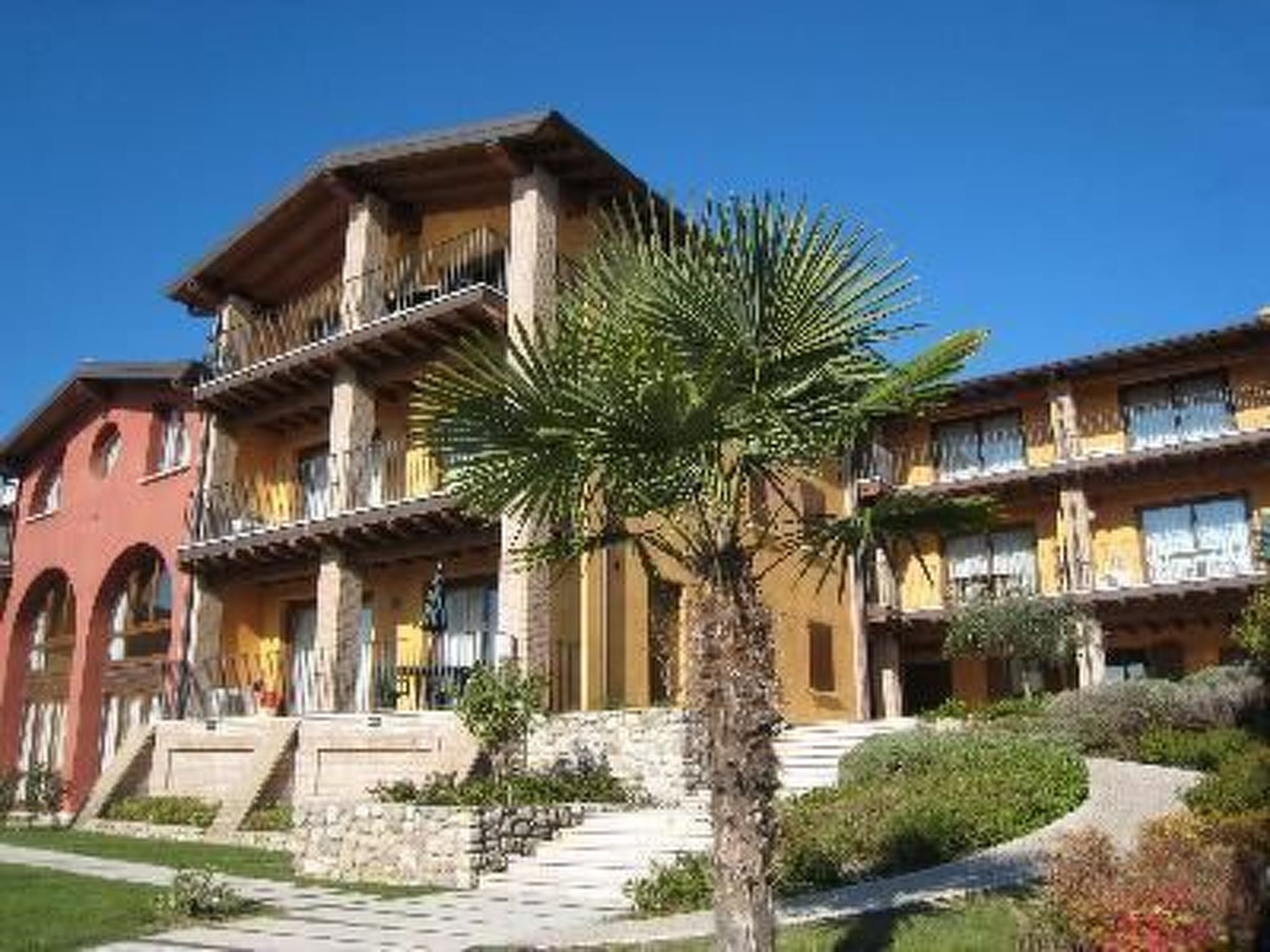 Wohnung mit Balkon, Garten und Seeblick-Binnen