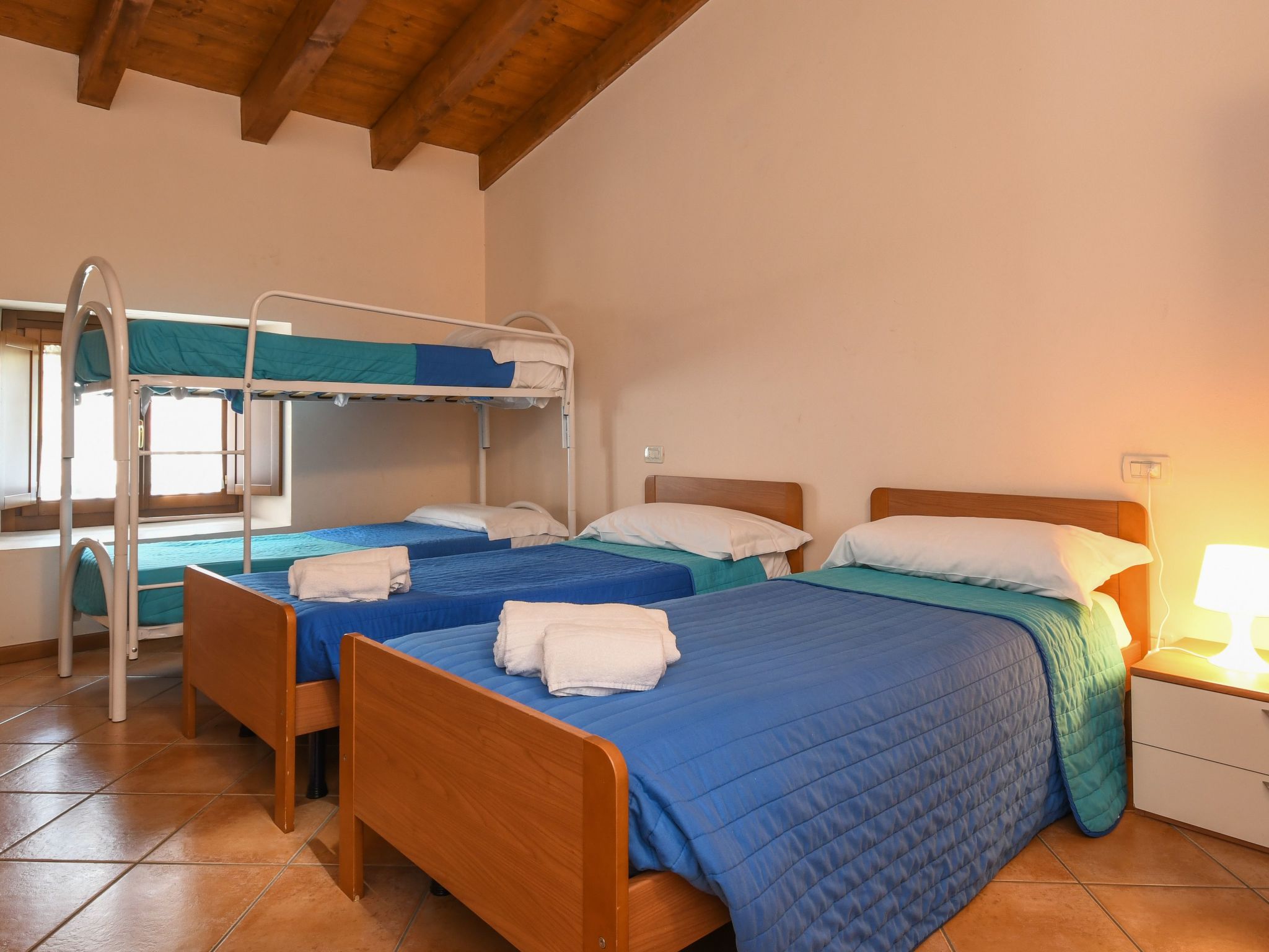 Wohnung mit Balkon, Garten und Seeblick-Binnen