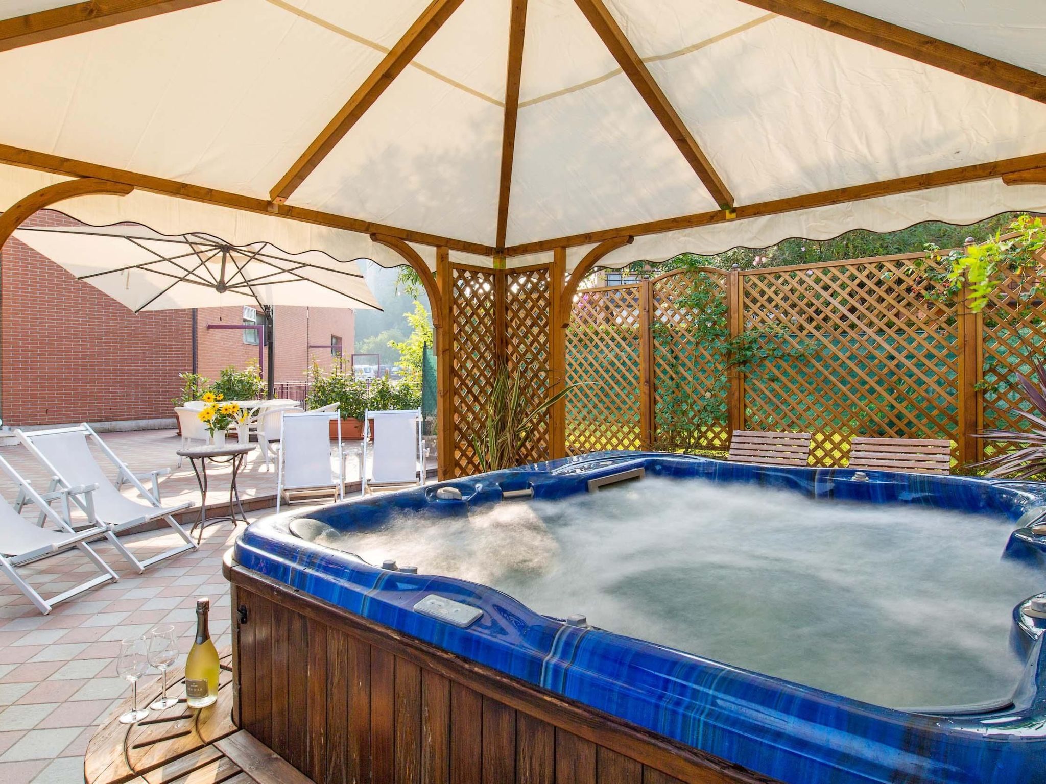 Wohnung mit Jacuzzi und Terrasse