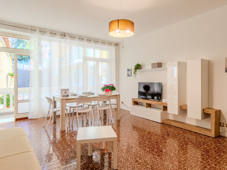 Op 700 m van het strand: ruim appartement in Toscolano voor 5 personen in Toscolano Maderno