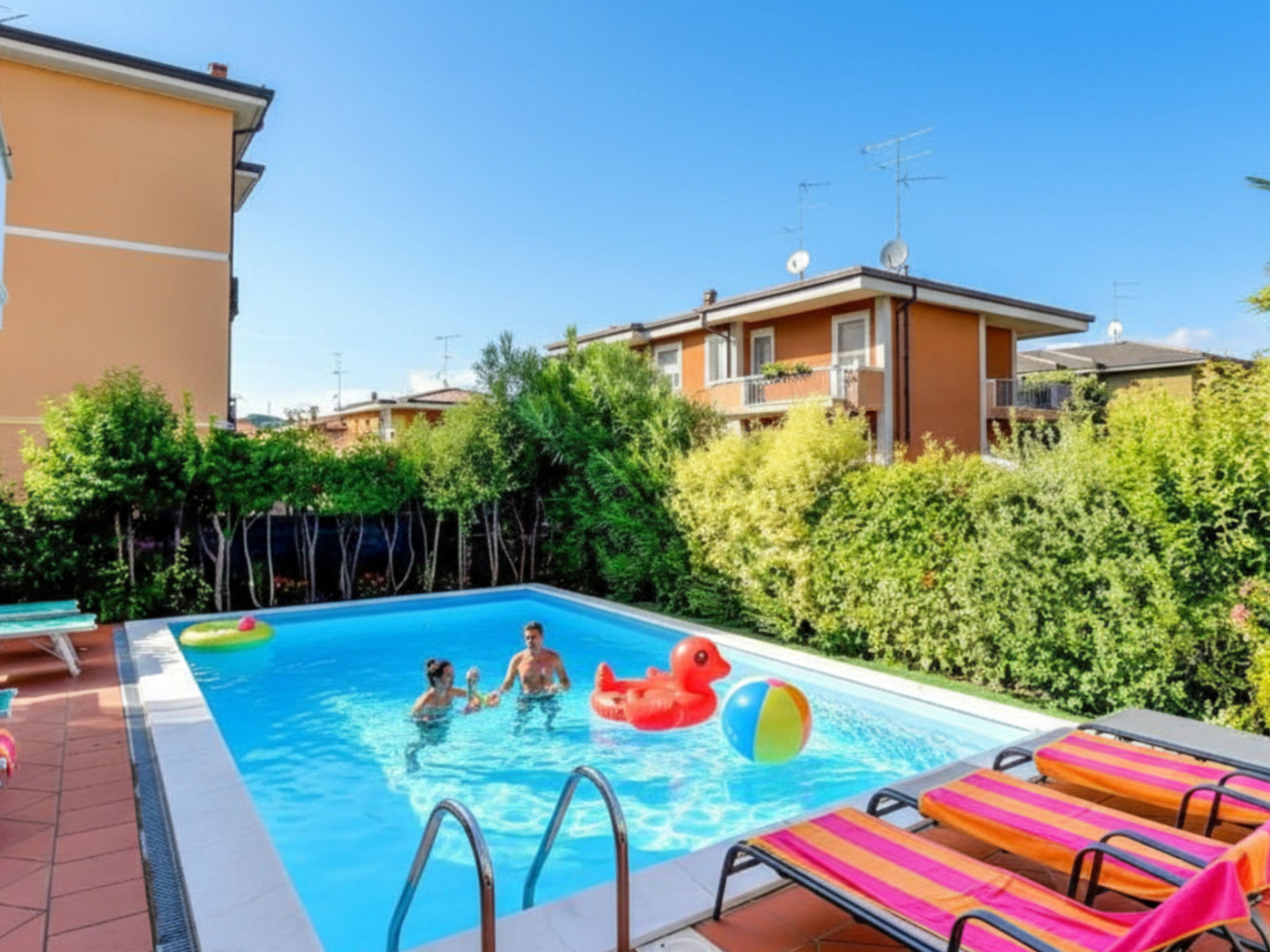 45 - Garden and Pool in Desenzano centrum