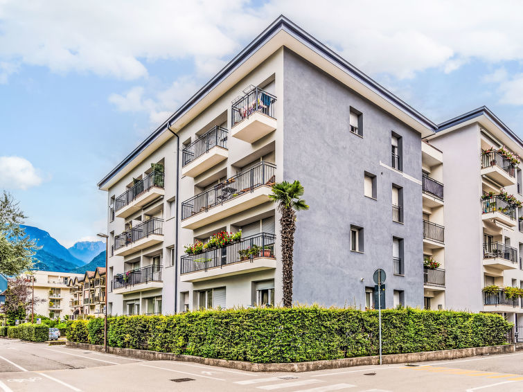 "SunnyLake", 3-Zimmer-Wohnung 70 m2 im 1. Stock. Geräumig, sehr komfortabel und gemütlich eingerichtet: Wohn-/Esszimmer mit TV. Ausgang zum Balkon. 1 Zimmer mit 2 Betten. 1 Doppelzimmer. Küche im E..