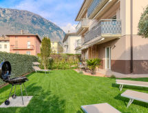 Modern vakantiehuis voor 8 personen nabij Riva del Garda met bergzicht - thumbnail 1