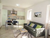Ruime familiewoning met balkon op 100 meter van het Gardameer in Riva del Garda - thumbnail 1