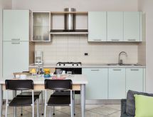 Ruime familiewoning met balkon op 100 meter van het Gardameer in Riva del Garda - thumbnail 2