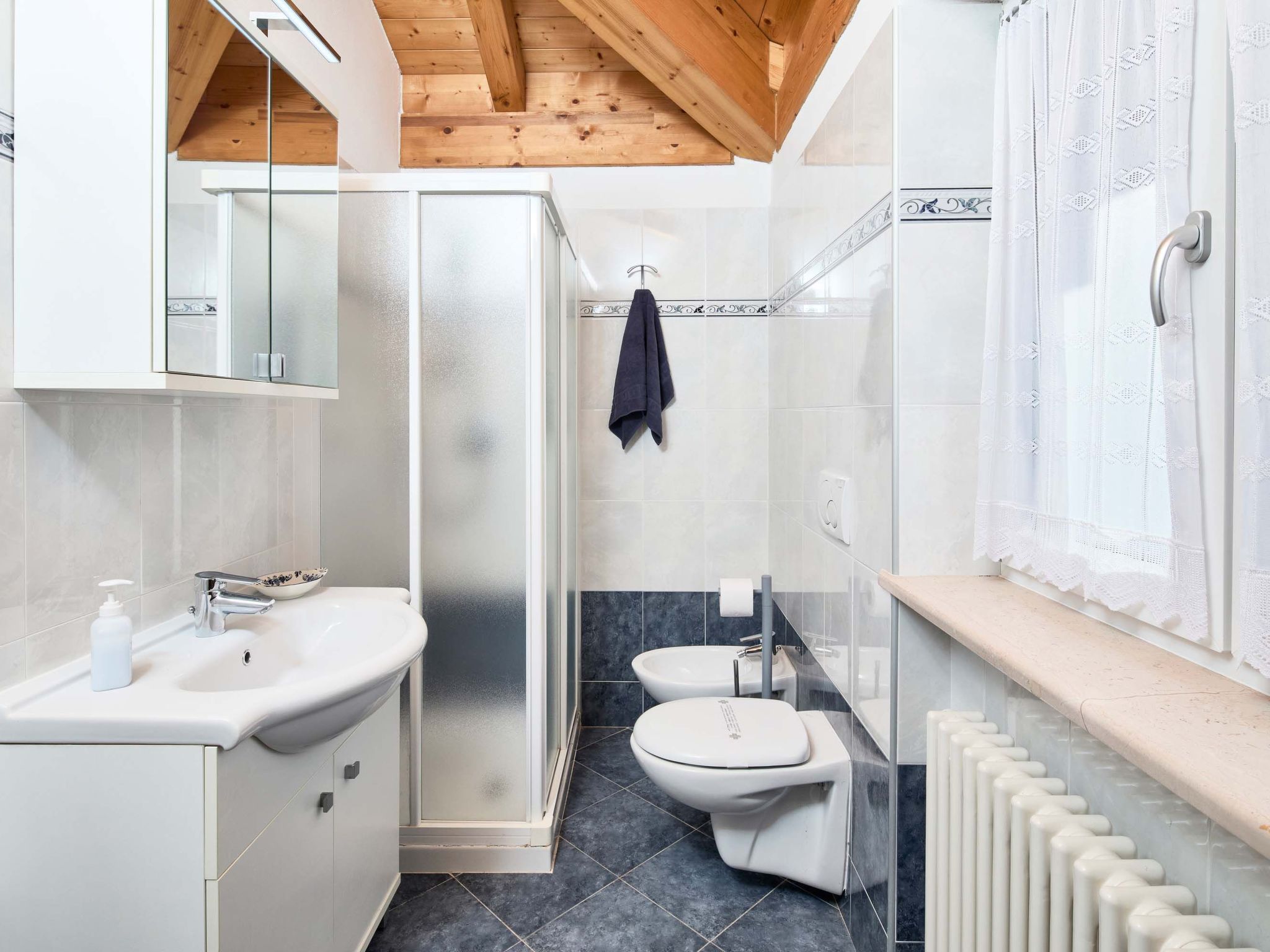 Schönes Dachgeschosszimmer mit großem Balkon BV5-Inside