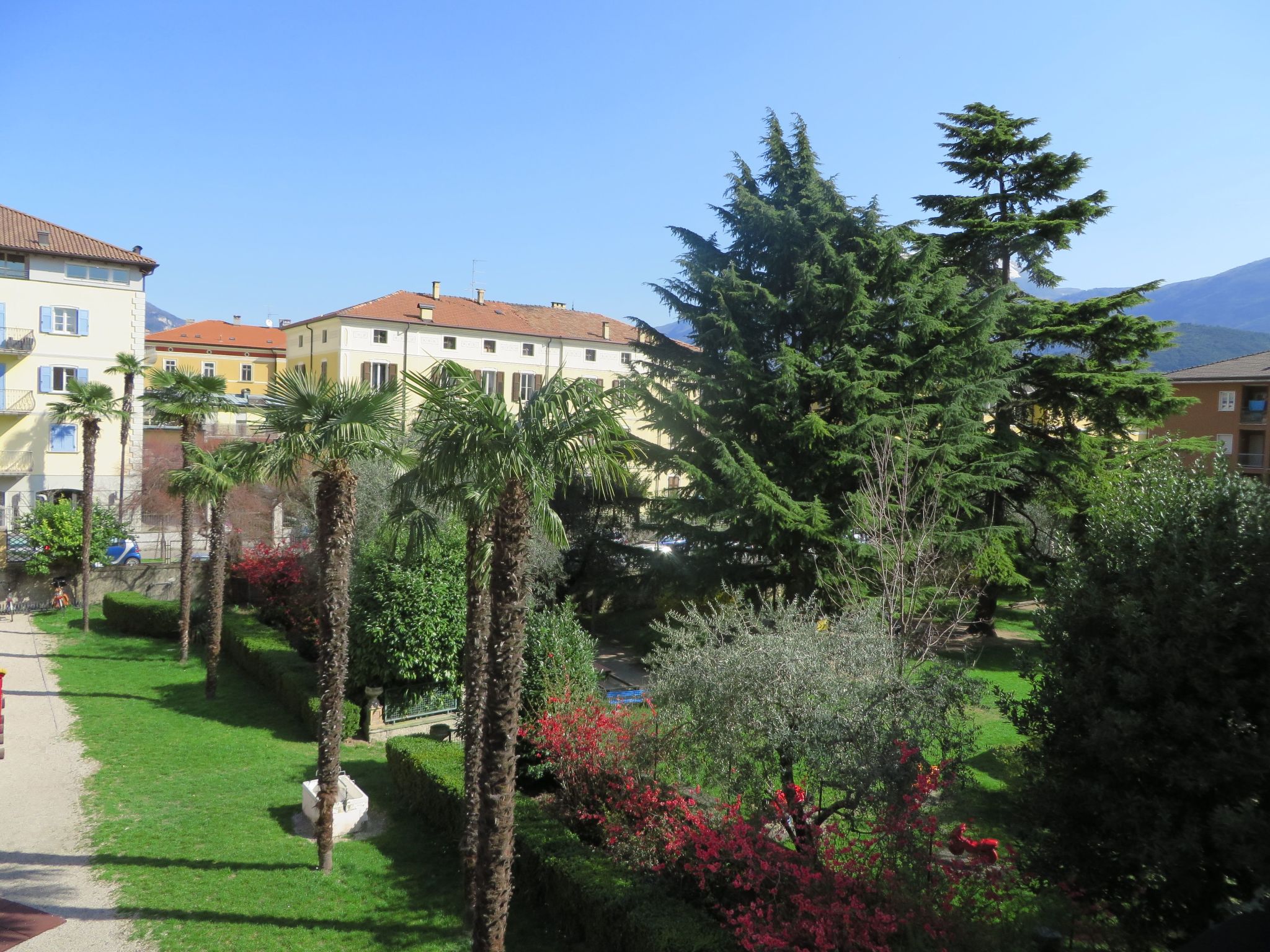 Schönes Dachgeschosszimmer mit großem Balkon BV5-Inside