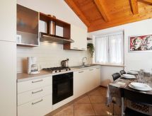 Superior penthouse met groot balkon en panoramisch uitzicht over het Gardameer - thumbnail 2