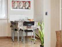 Superior penthouse met groot balkon en panoramisch uitzicht over het Gardameer - thumbnail 4