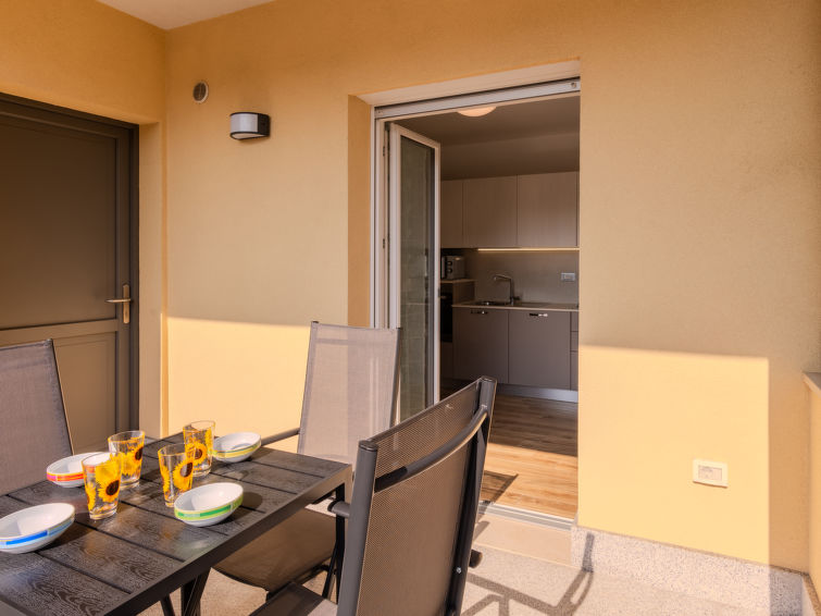 "Calicantus", appartement 2-kamers 71 m2, op verhoogde begane grond. Ruim en licht, gerenoveerd in 2025, modern en gezellig ingericht: woonkamer met 1 2-pers divanbed en TV. 1 2-pers. kamer. Keuken (o..