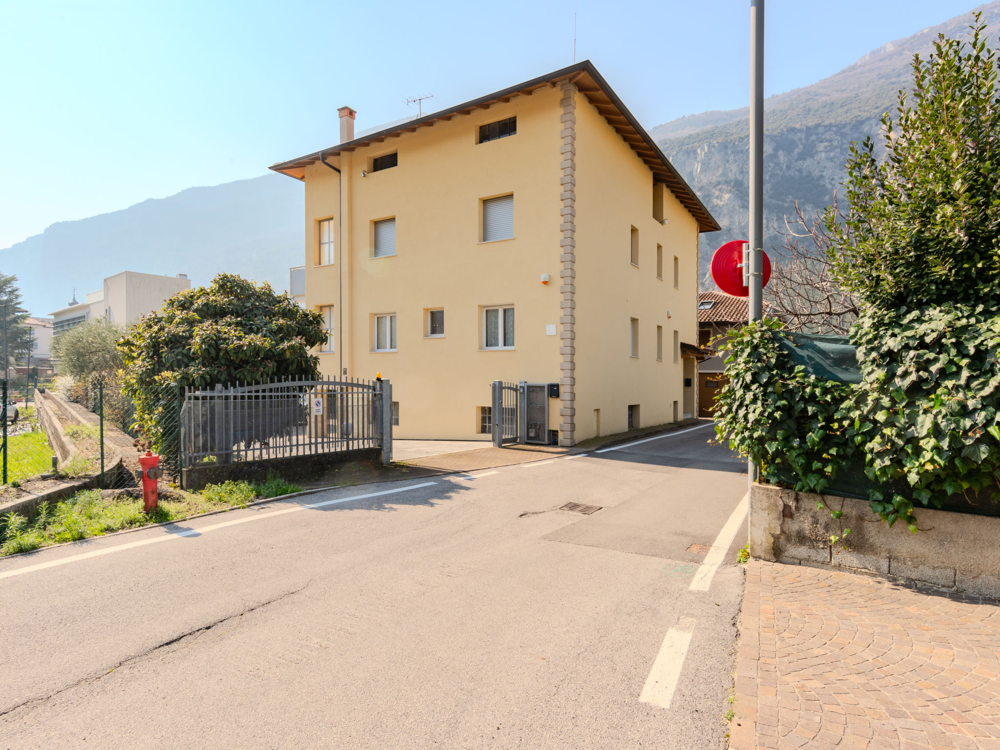 Nespolo-Outside