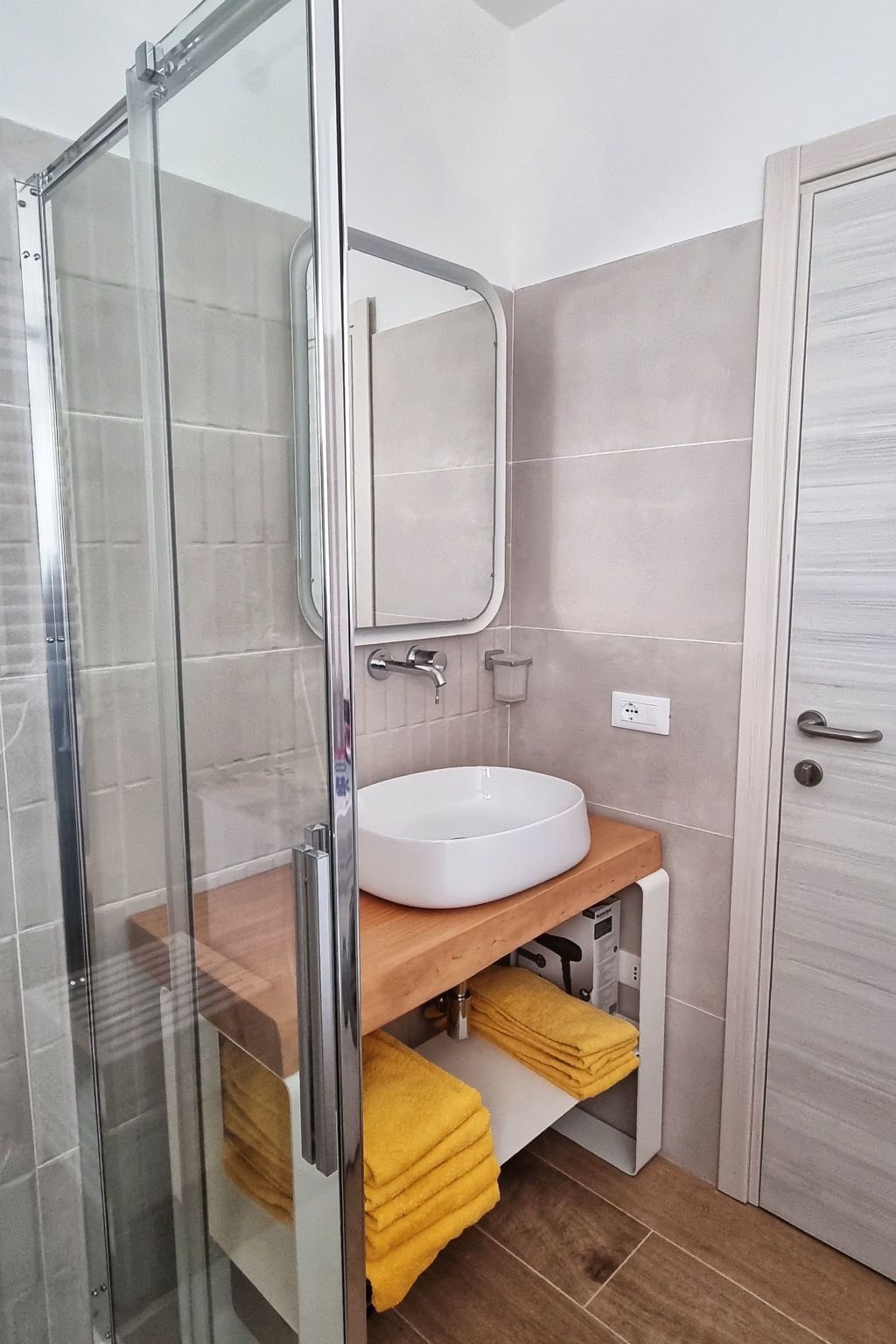 Für 2 Personen  + 3 Kinder ca. 70 m&sup2- in Torbole, Oberitalienische Seen (Ga - Binnen