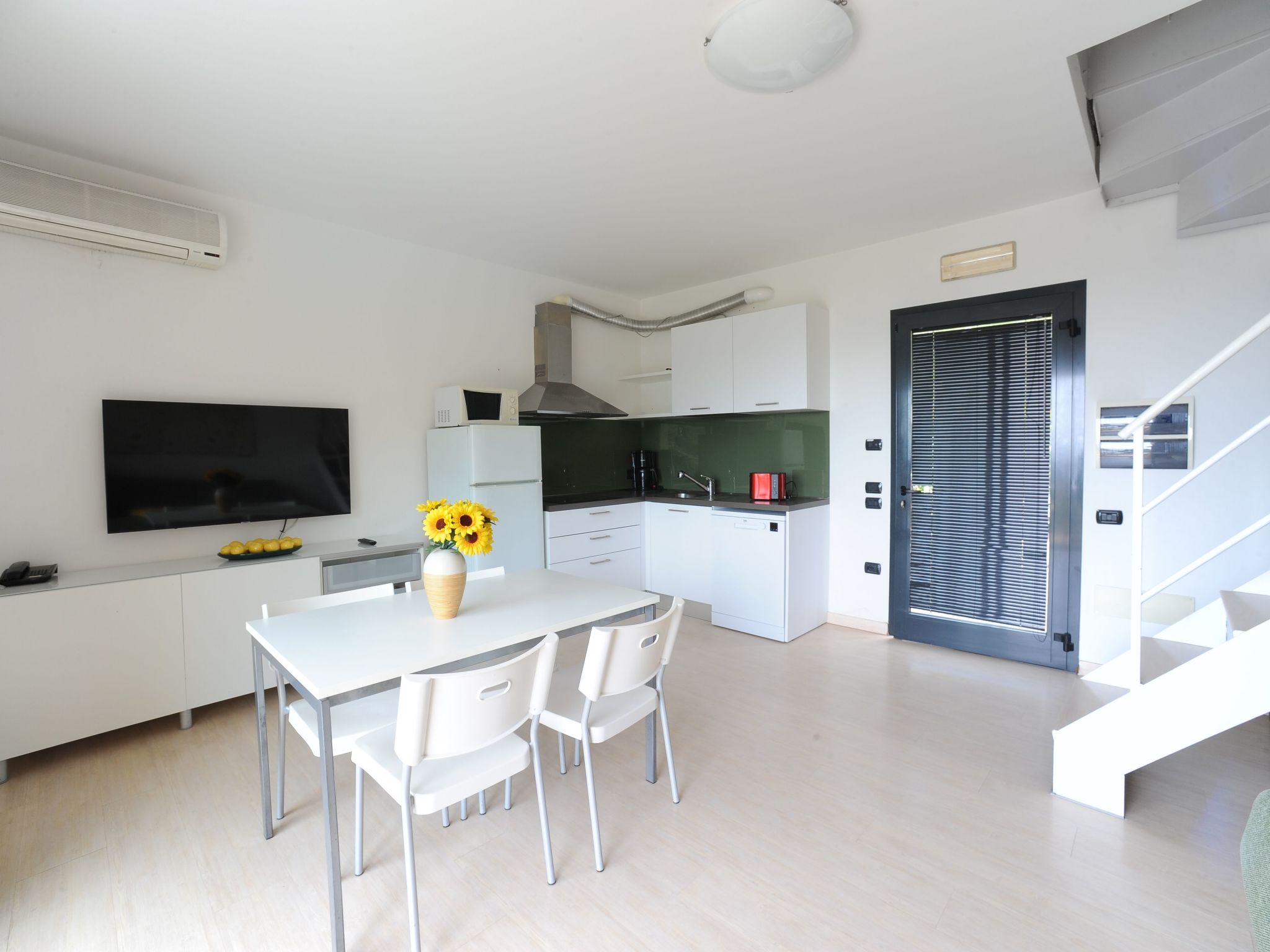 Zwei-Zimmer-Wohnung mit Seeblick-Image-tags.info