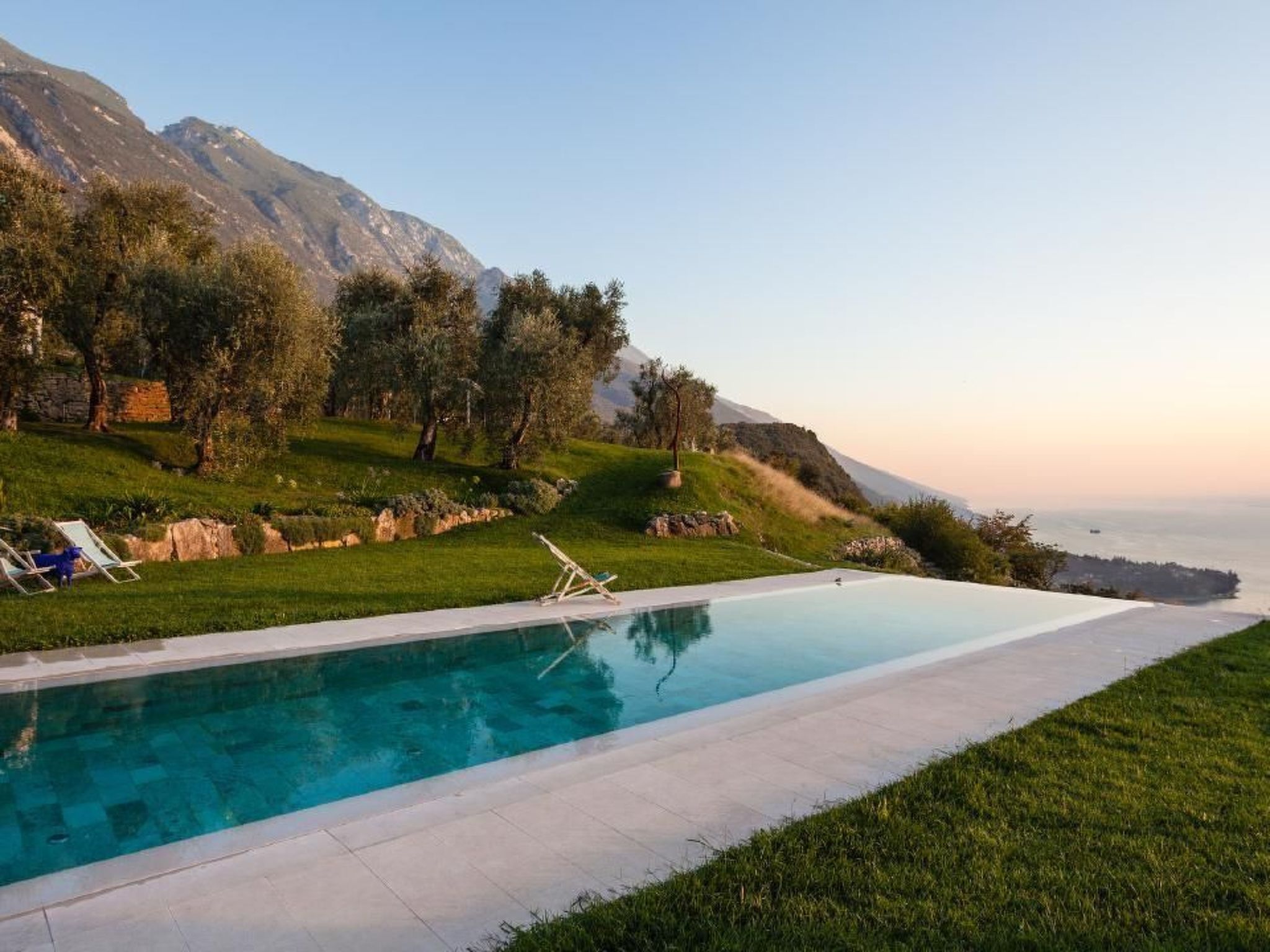 Rustiko-Landhaus mit Infinity-Pool und Seeblick-Binnen