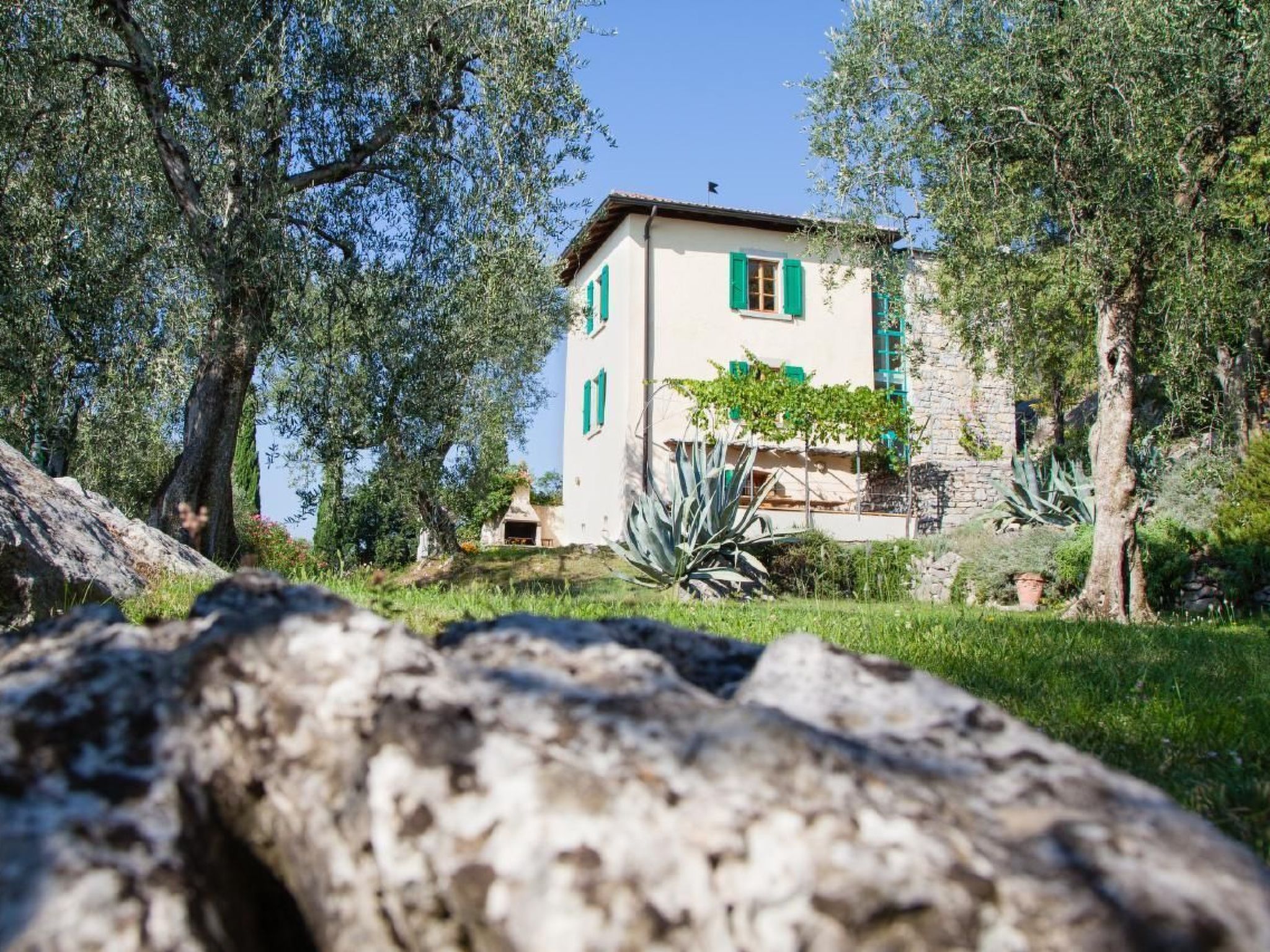 Rustiko-Landhaus mit Infinity-Pool und Seeblick-Binnen