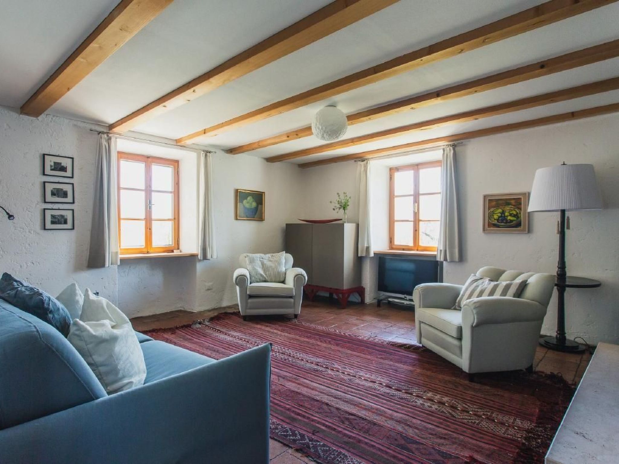 Rustiko-Landhaus mit Infinity-Pool und Seeblick-Binnen