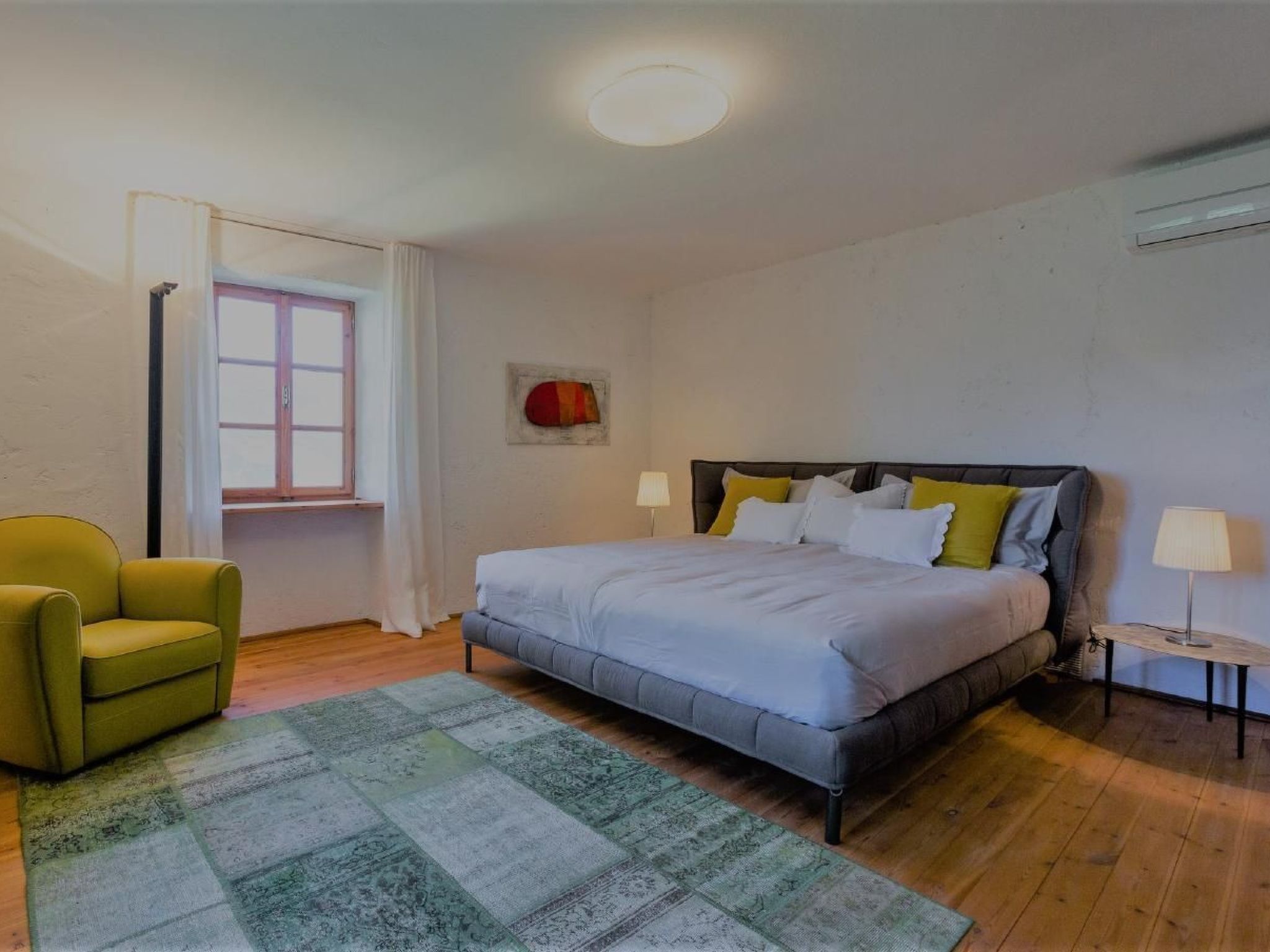 Rustiko-Landhaus mit Infinity-Pool und Seeblick-Binnen