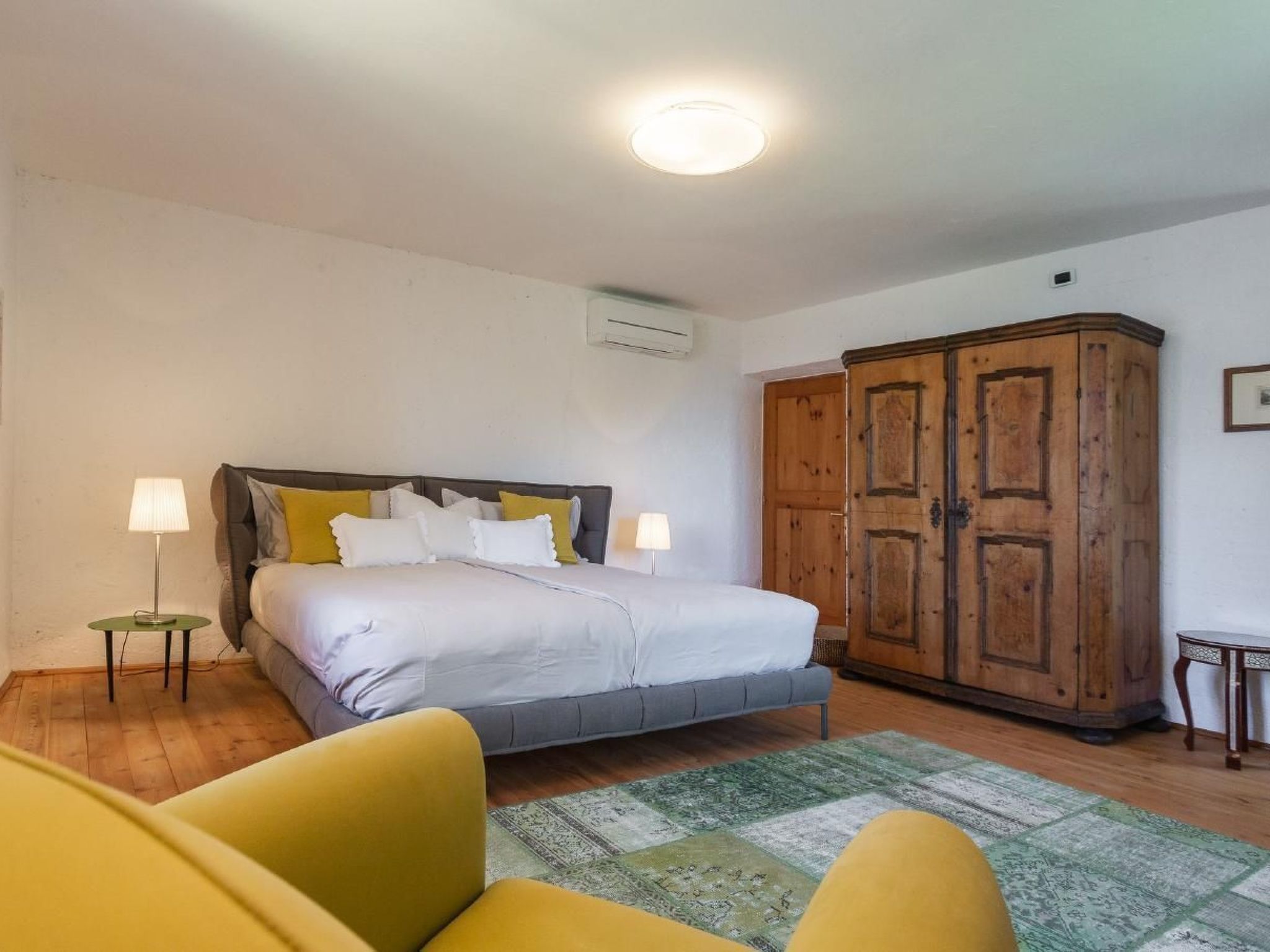 Rustiko-Landhaus mit Infinity-Pool und Seeblick-Binnen