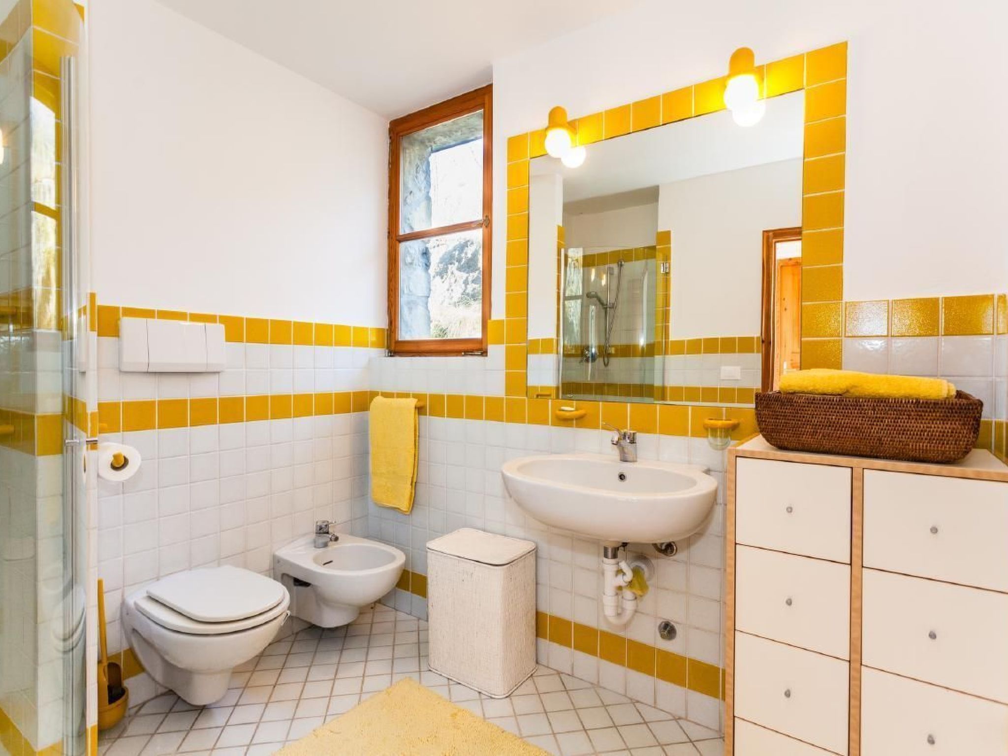 Rustiko-Landhaus mit Infinity-Pool und Seeblick-Binnen