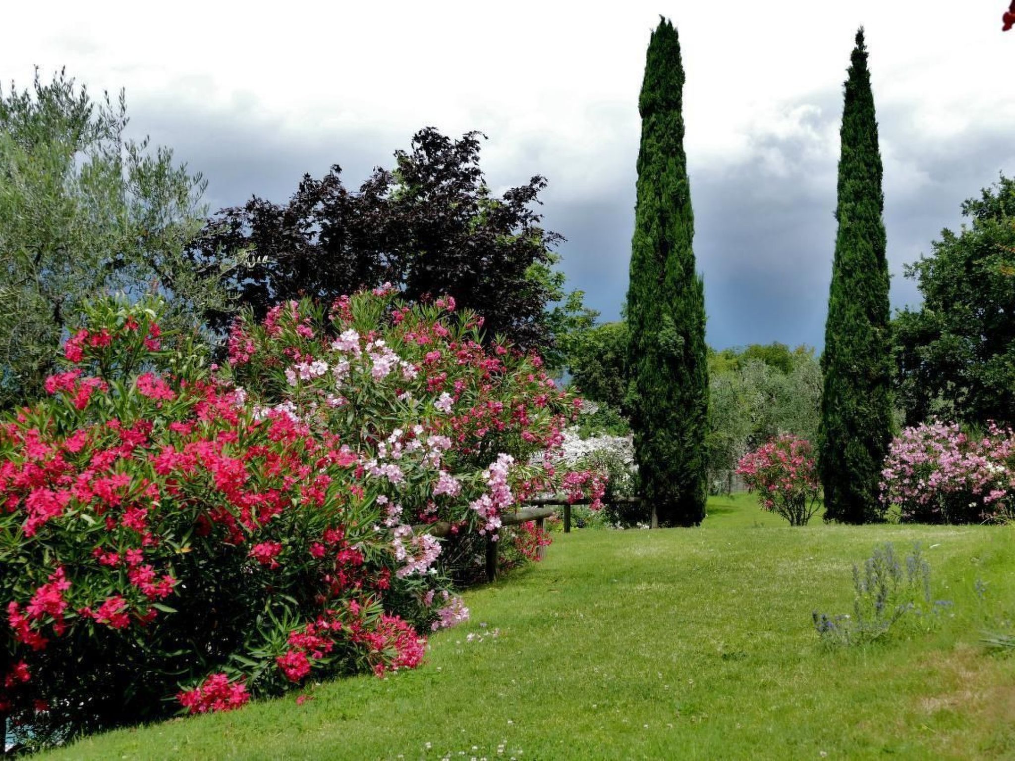 Rustiko-Landhaus mit Infinity-Pool und Seeblick-Binnen
