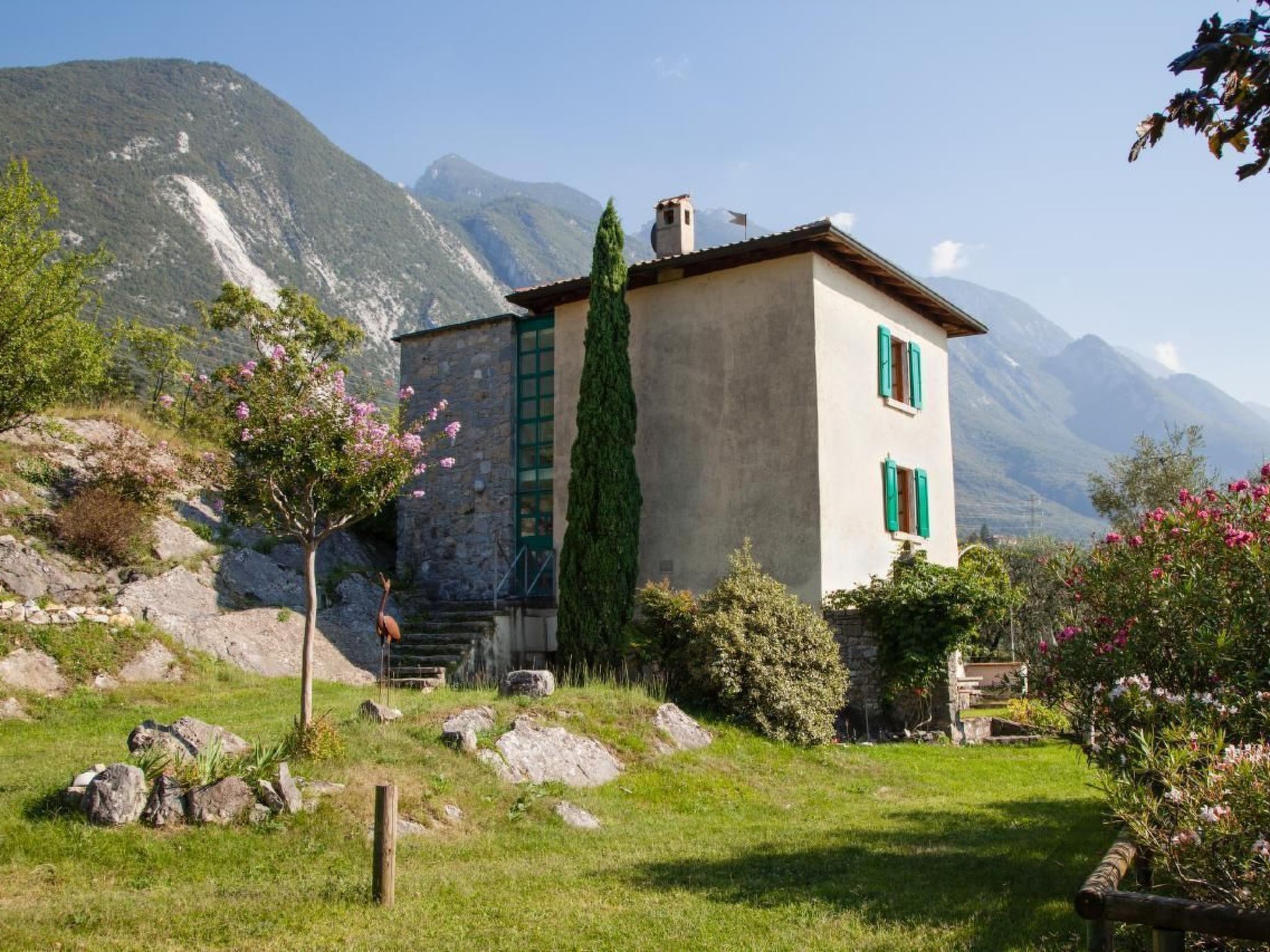 Rustiko-Landhaus mit Infinity-Pool und Seeblick-Binnen