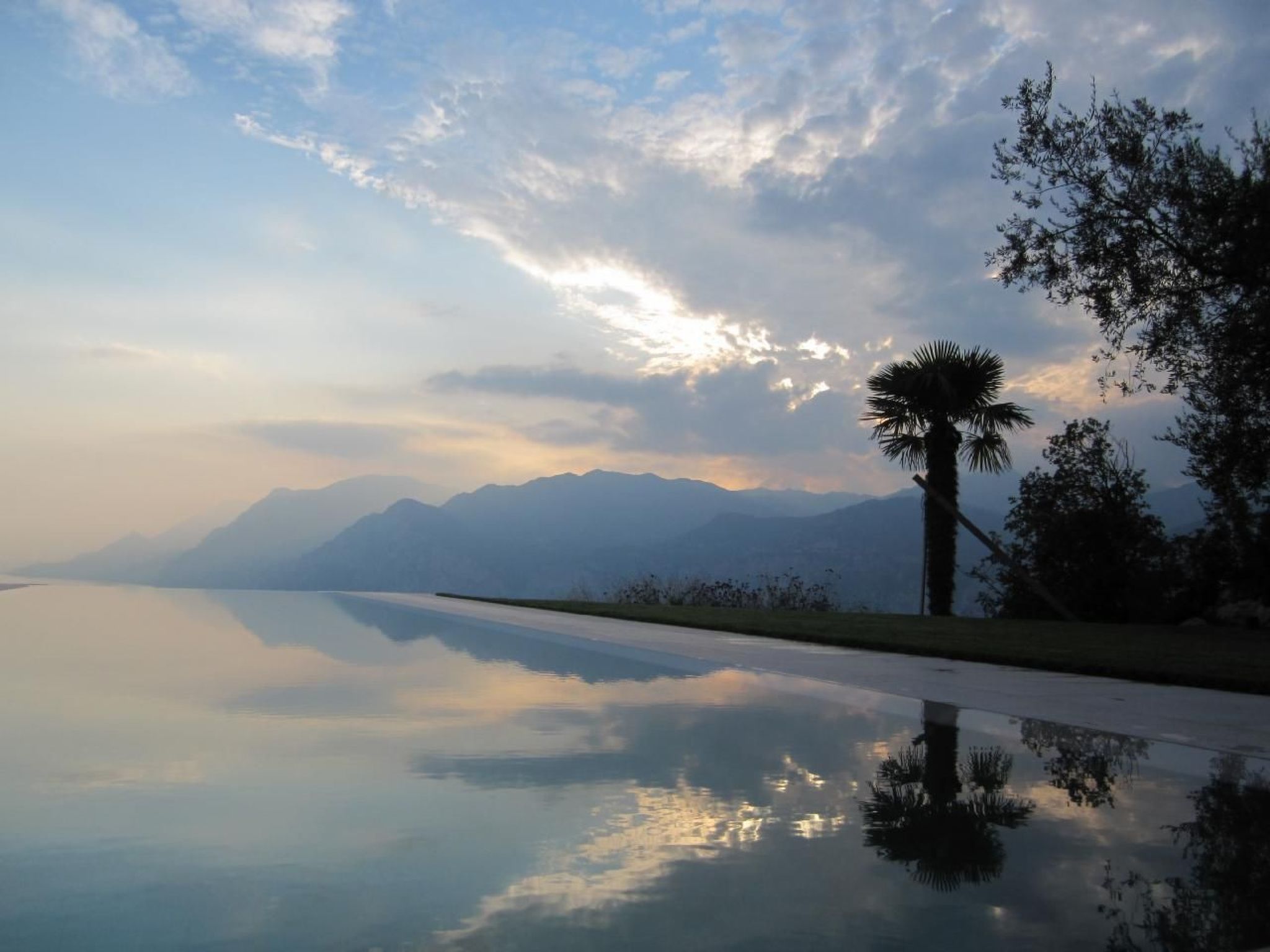 Rustiko-Landhaus mit Infinity-Pool und Seeblick-Binnen
