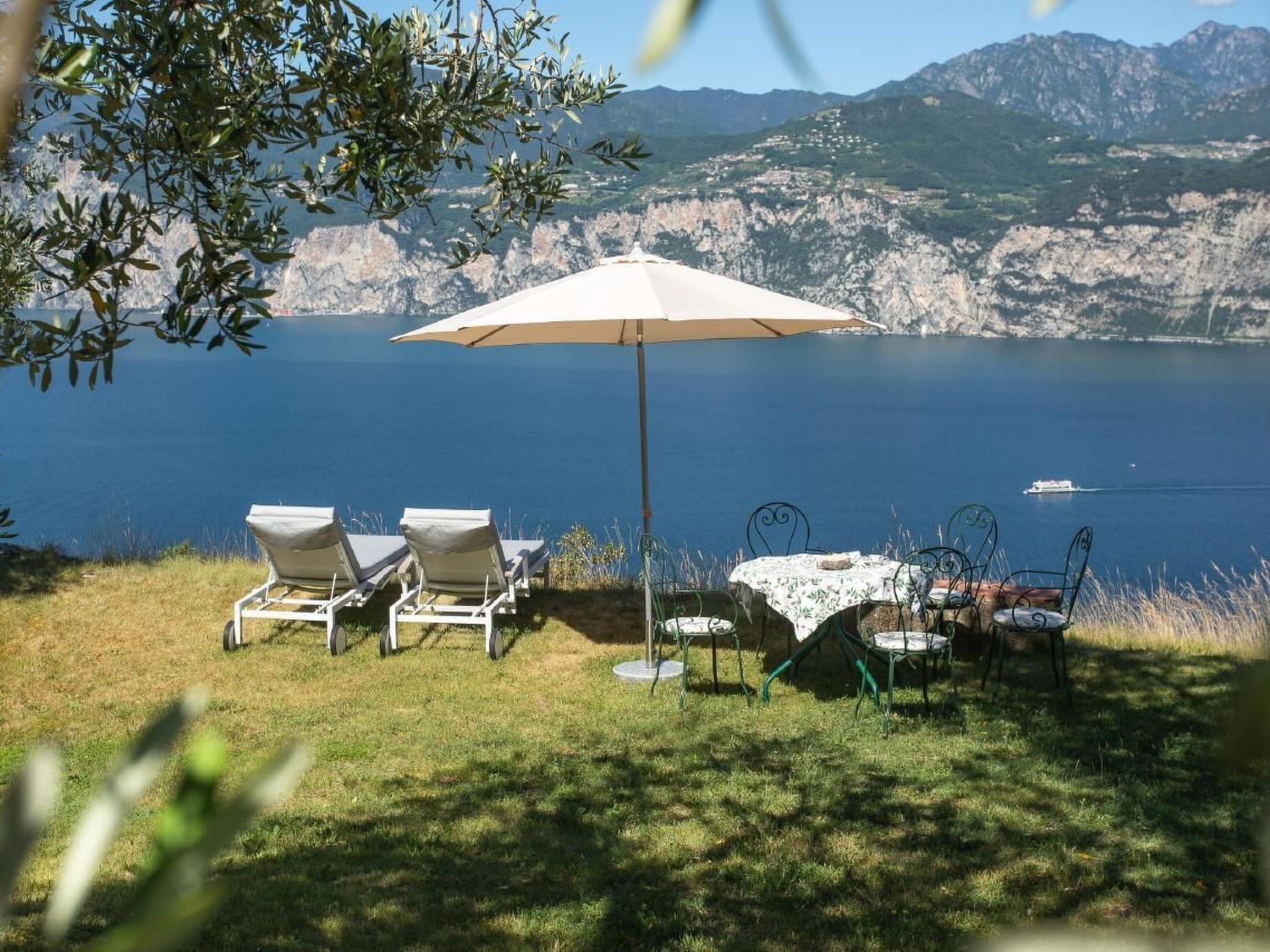 Rustiko-Landhaus mit Infinity-Pool und Seeblick-Binnen