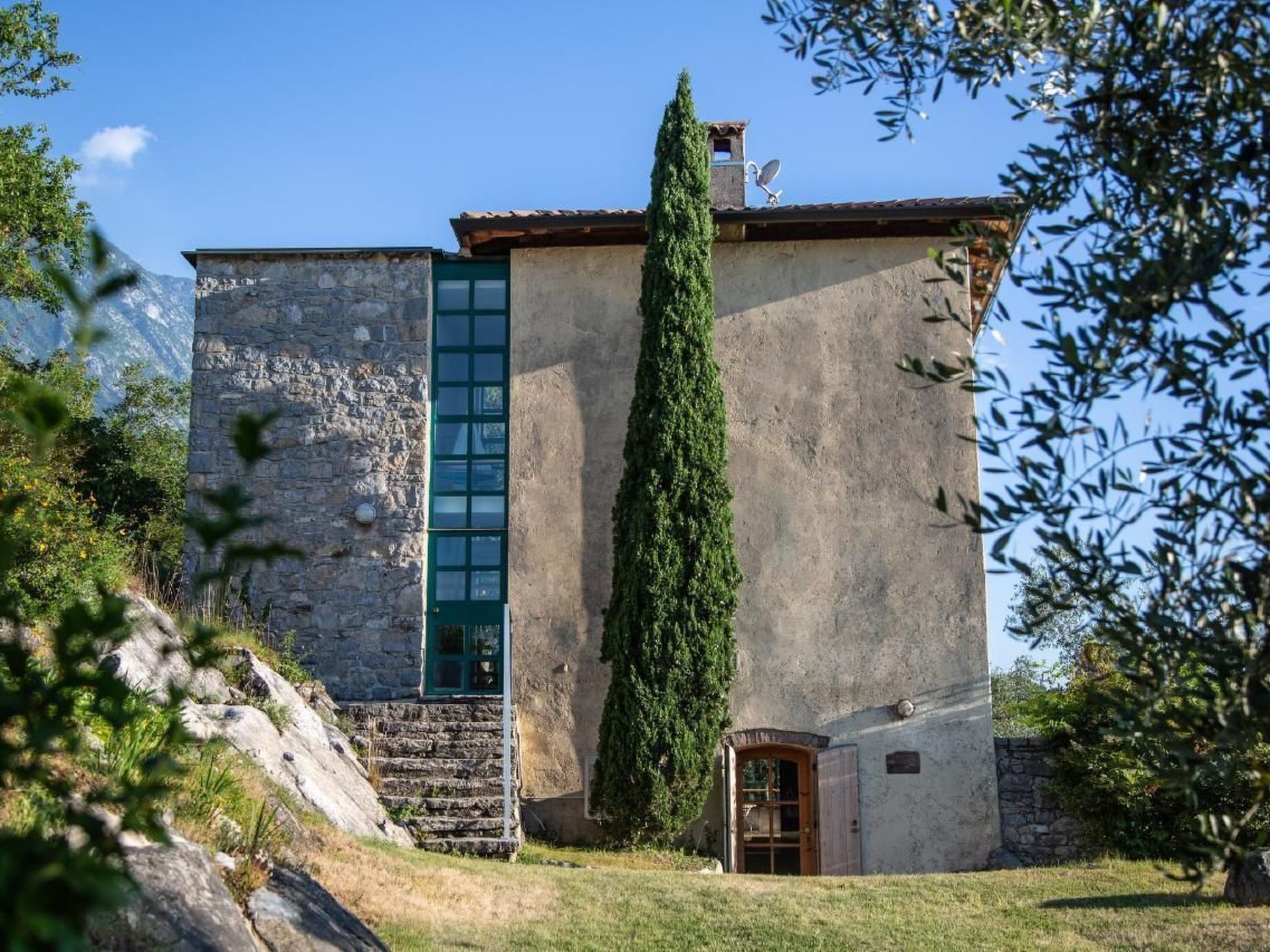 Rustiko-Landhaus mit Infinity-Pool und Seeblick-Binnen