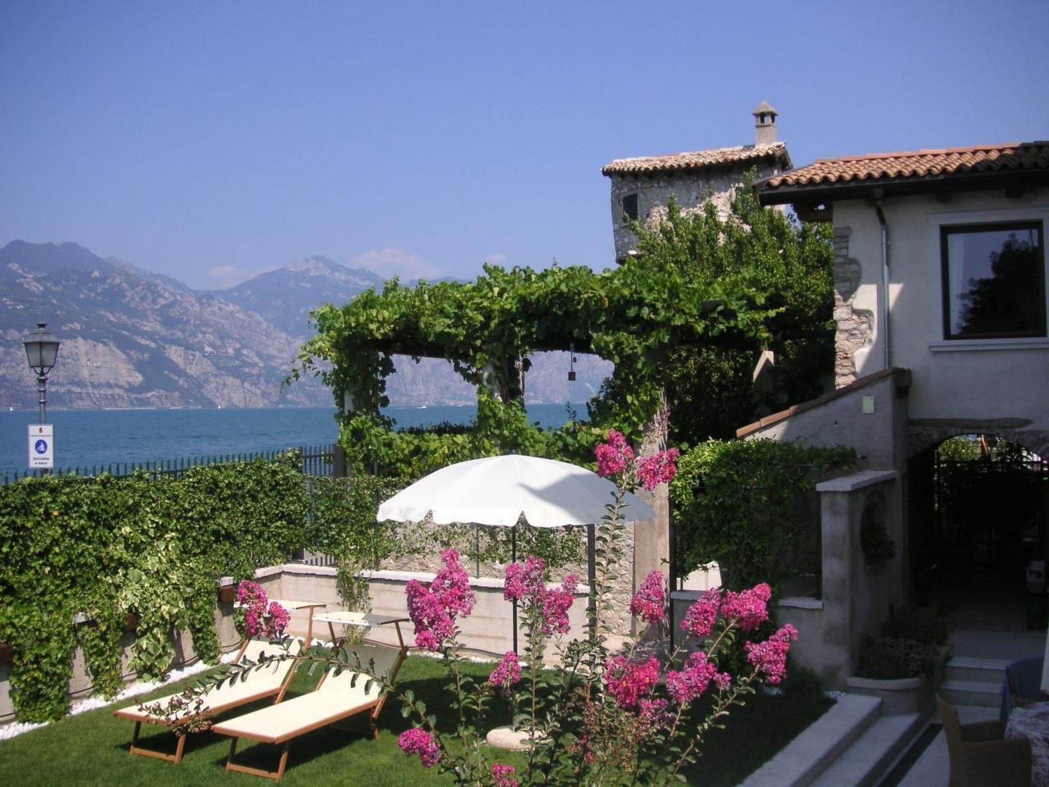 Traumhafter Rustico direkt am Ufer des Gardasees-Binnen