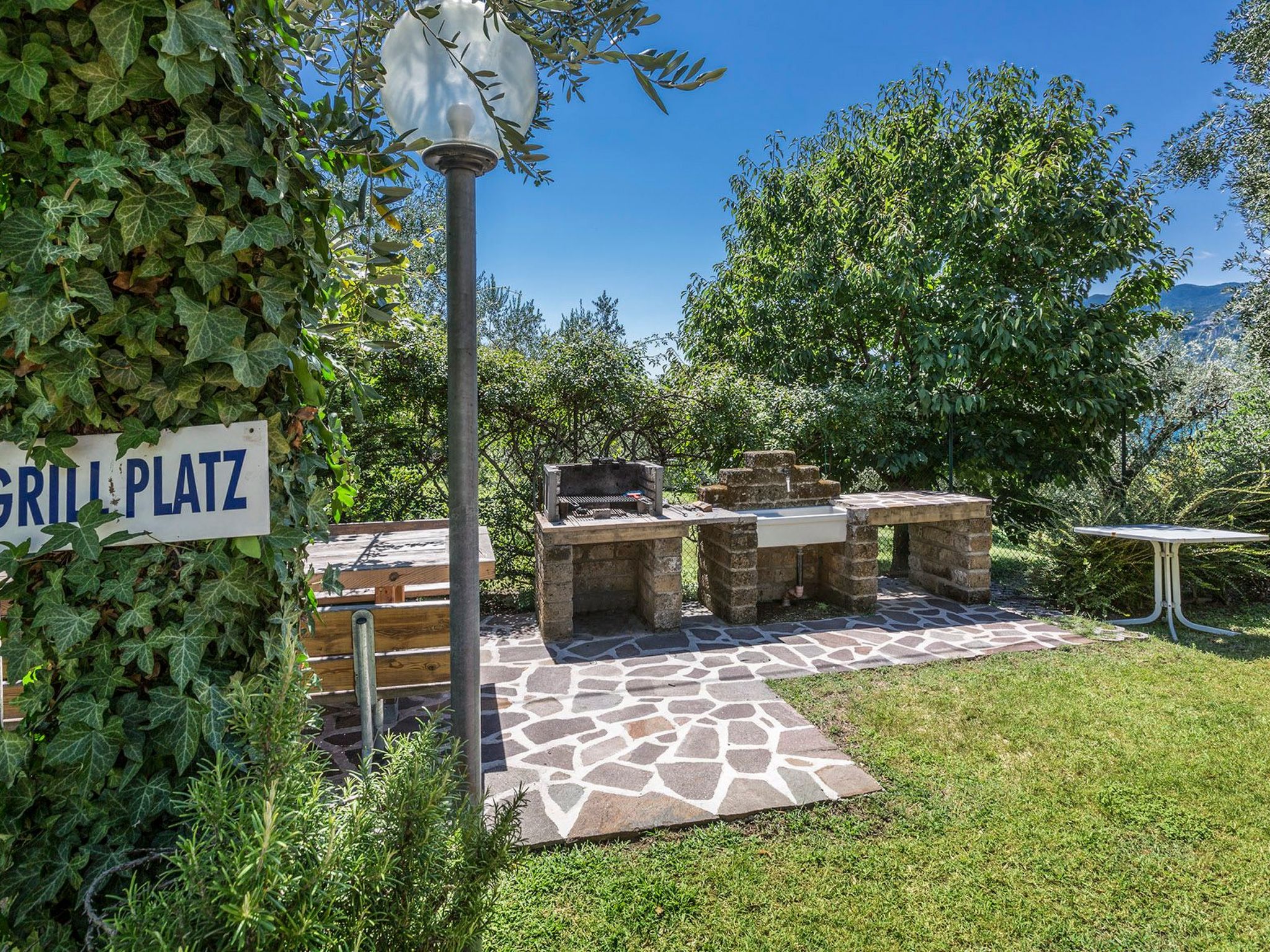 Zwei-Zimmer-Wohnung mit Seeblick, Grill und Gemeinschaftspool-Image-tags.info