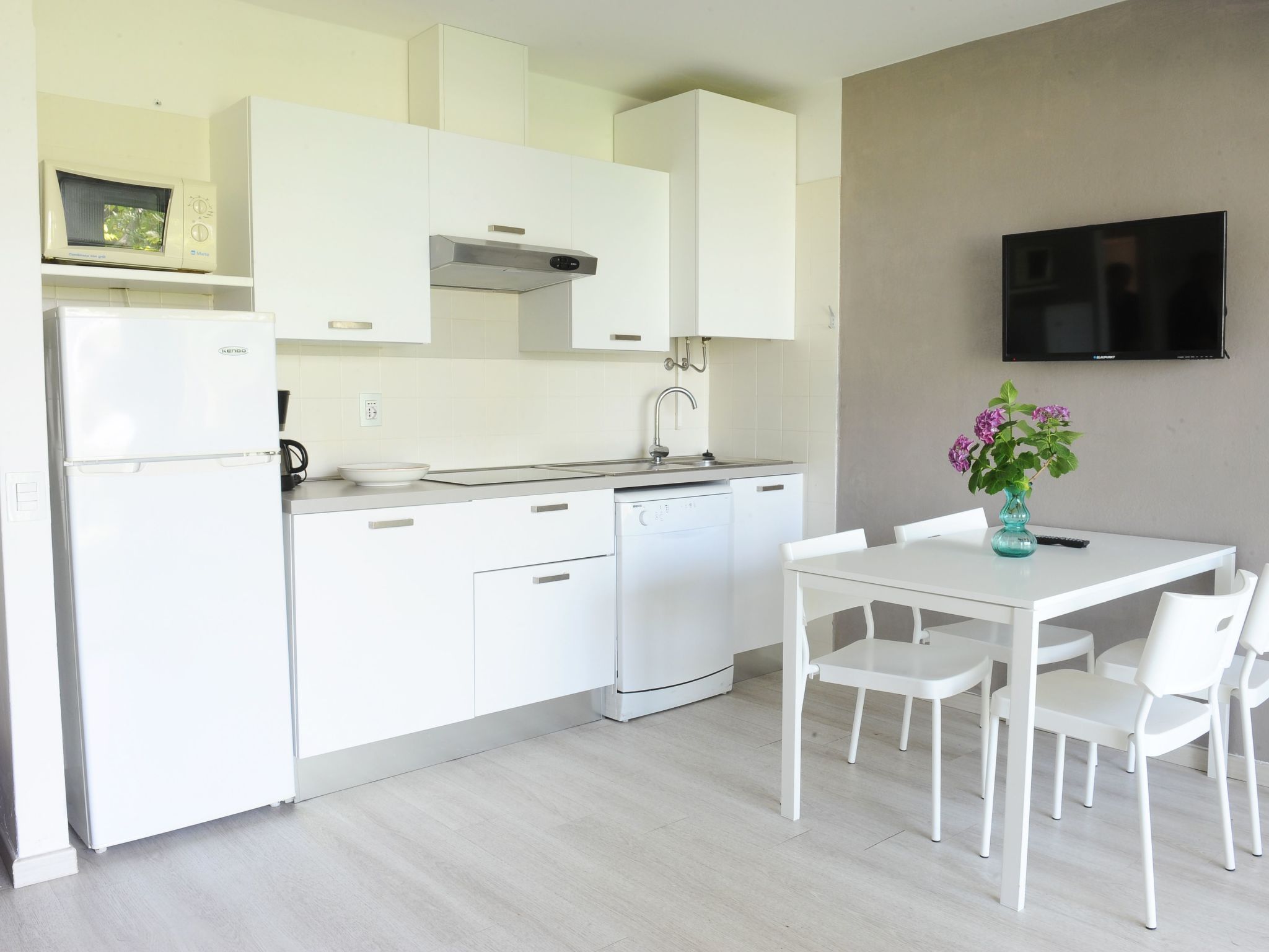 Zwei-Zimmer-Wohnung mit Seeblick, Grill und Gemeinschaftspool-Image-tags.info