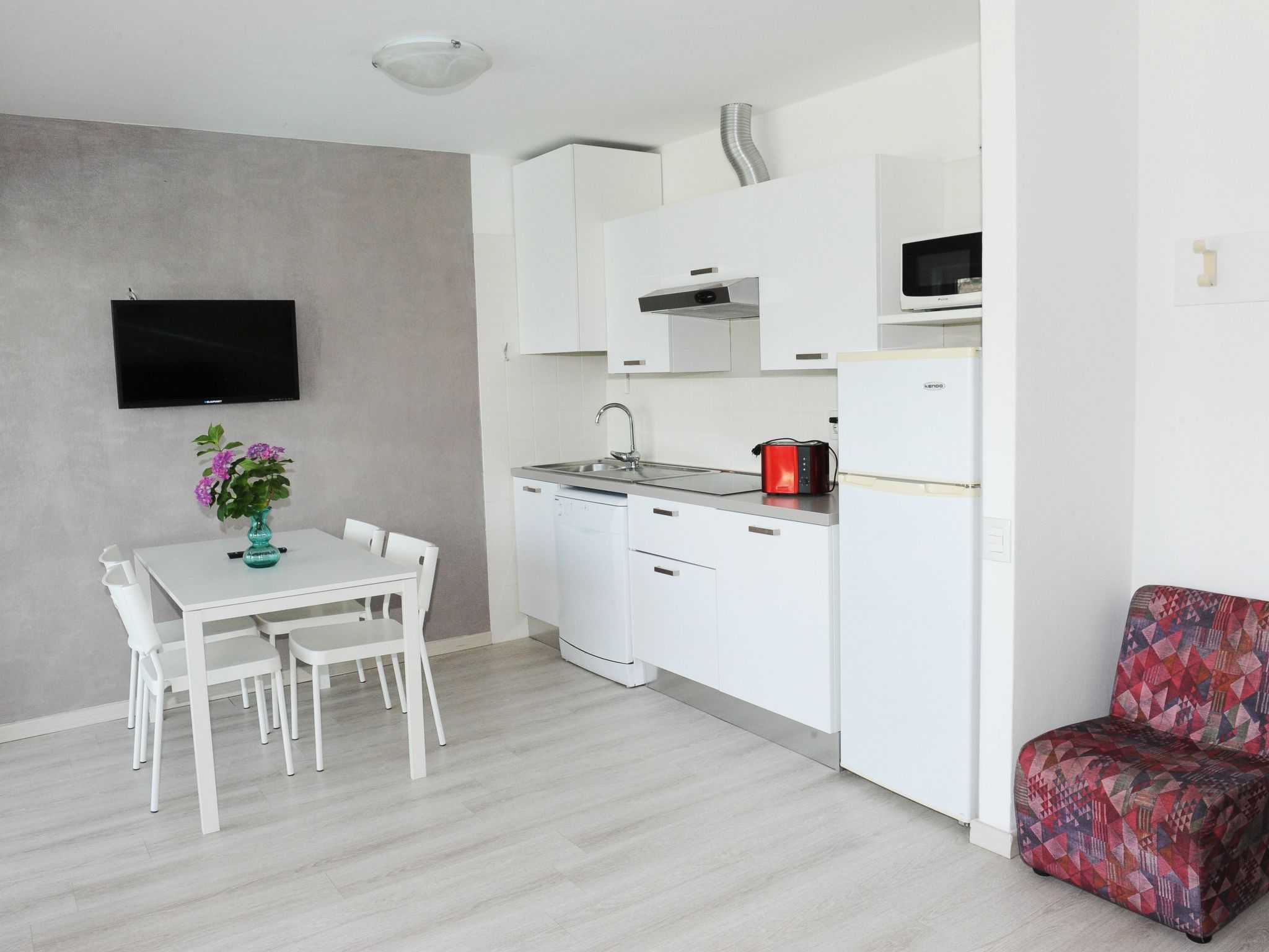 Zwei-Zimmer-Wohnung mit Seeblick, Grill und Gemeinschaftspool-Image-tags.info